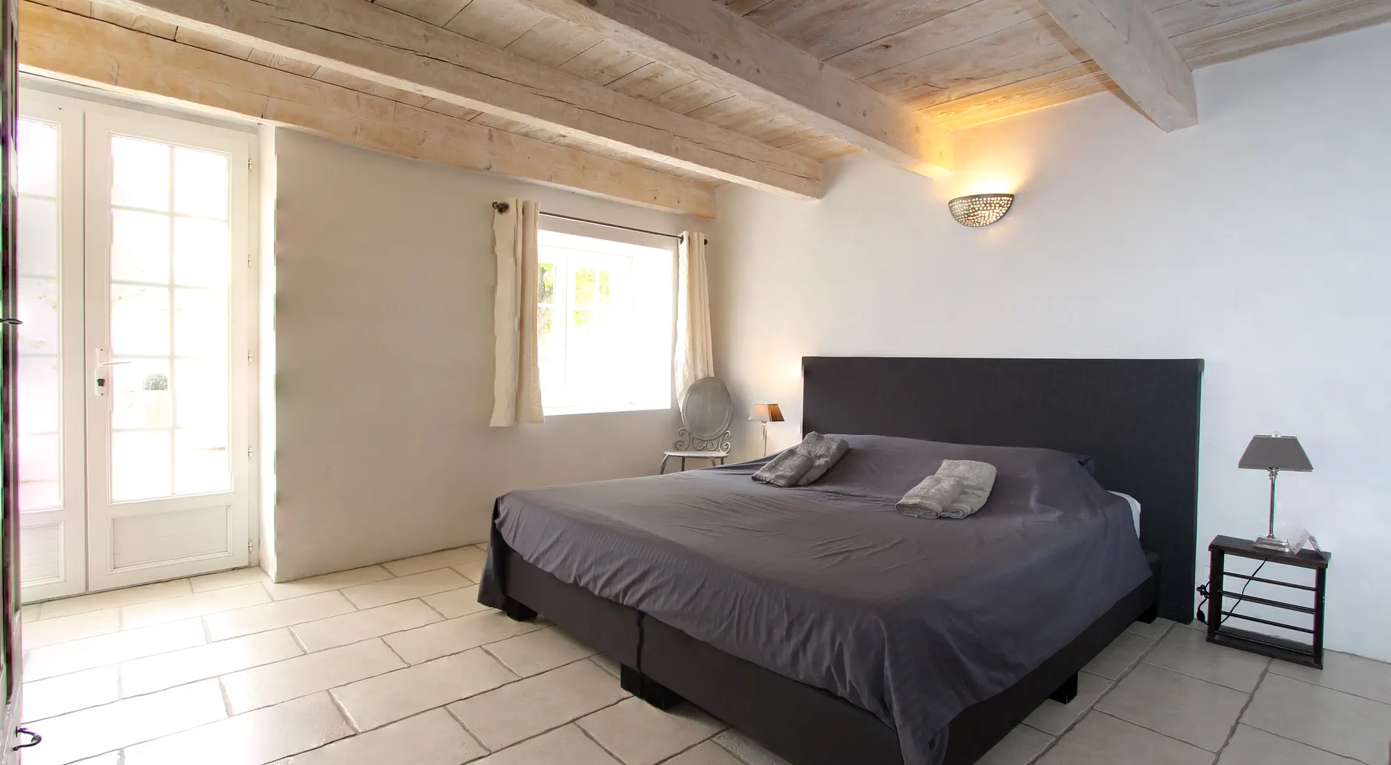 Chambre 1 avec salle de douche privative