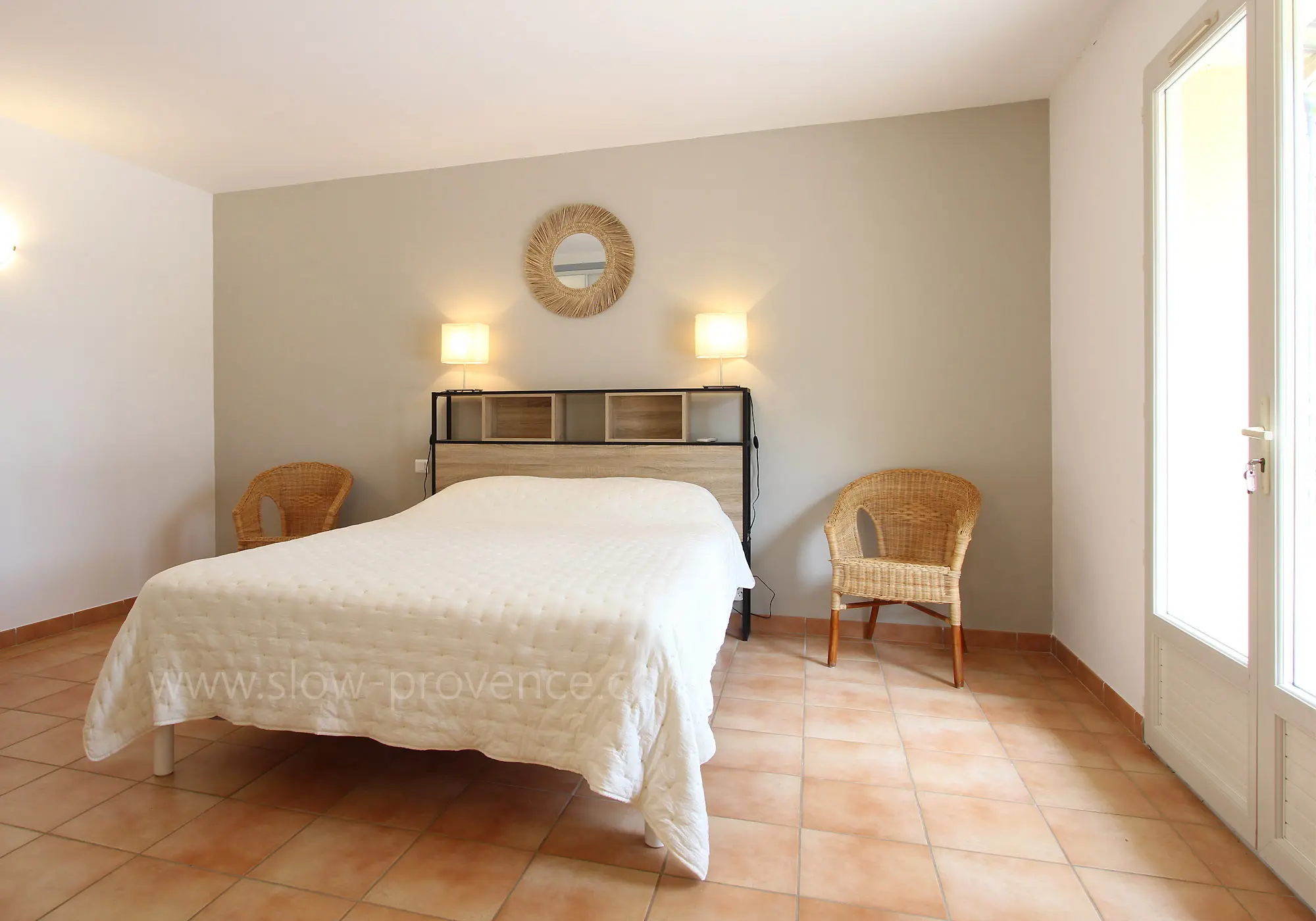 Chambre parentale avec vue sur la piscine et salle de douche privative