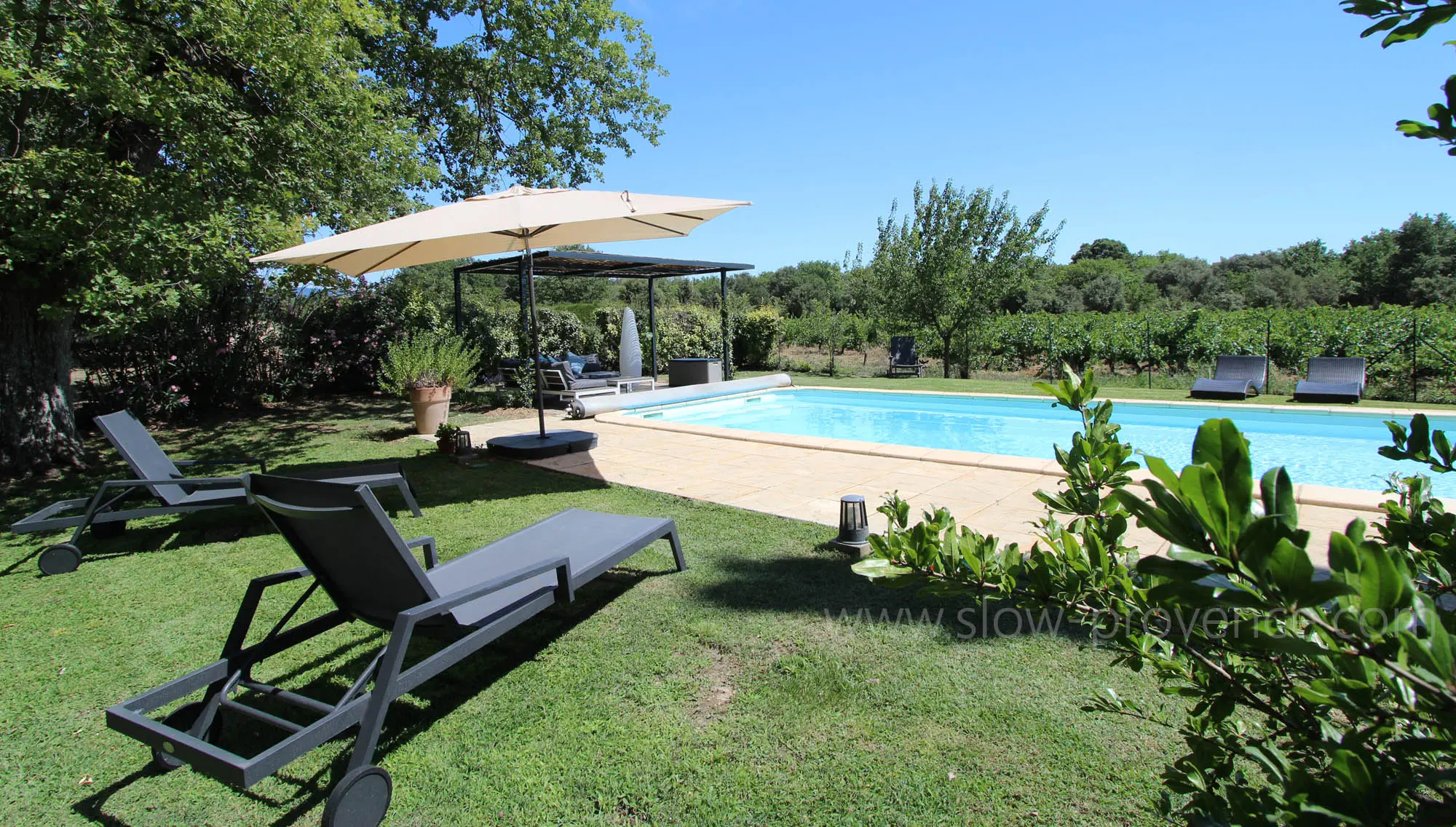 Espace piscine entièrement clôturé