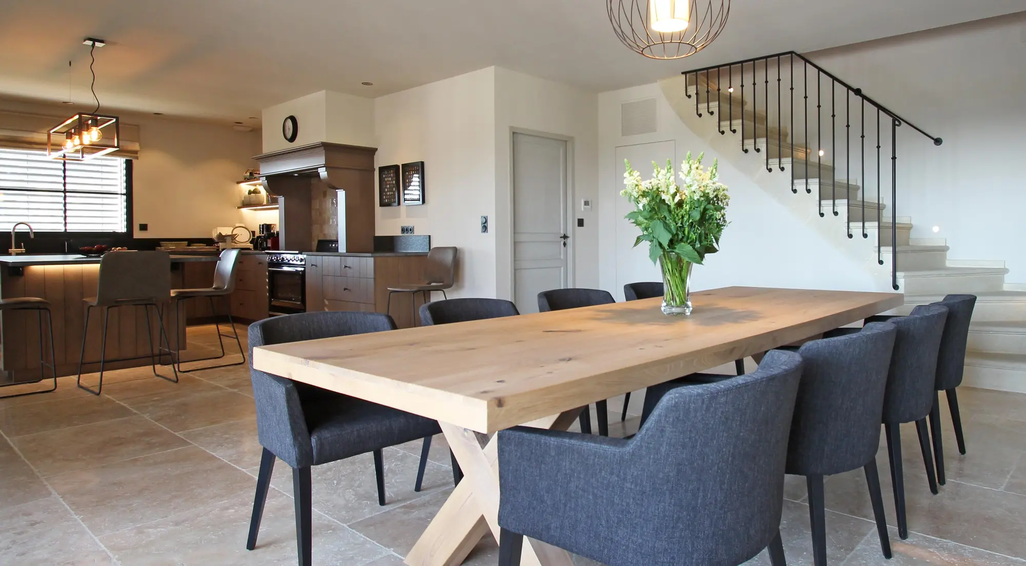 Salle à manger ouverte sur la cuisine