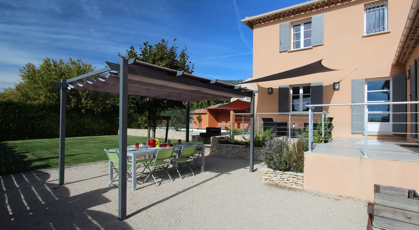 Grand espace extérieur entièrement clos