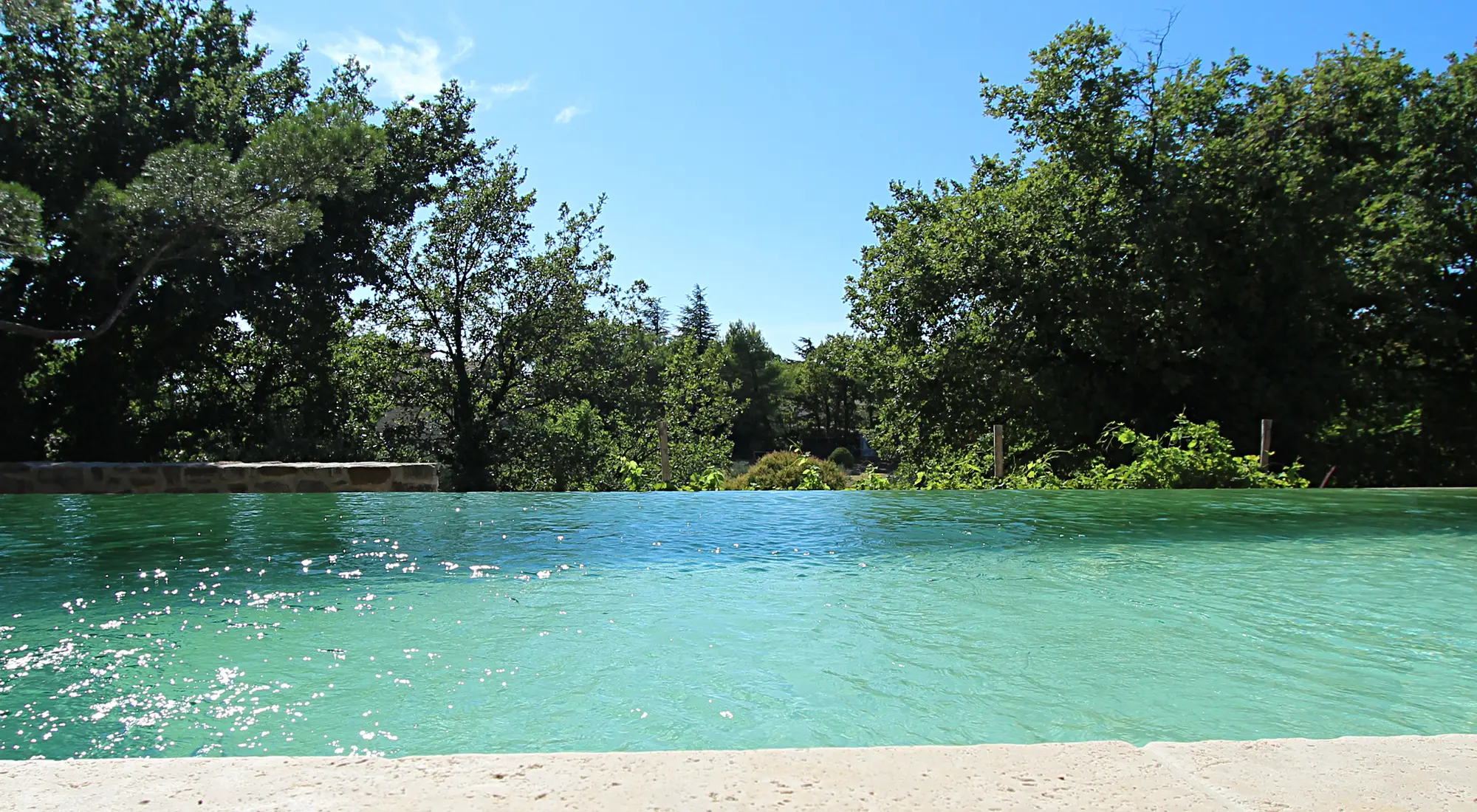 Infinity-Pool im provenzalischen Stil