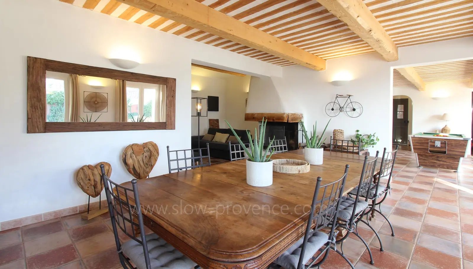 Salle à manger pouvant accueillir 12 personnes