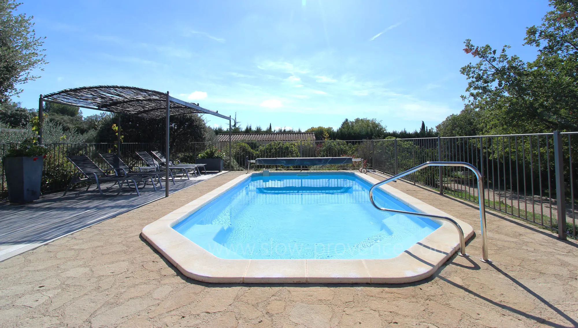 Swimmingpool mit Schattenbereich