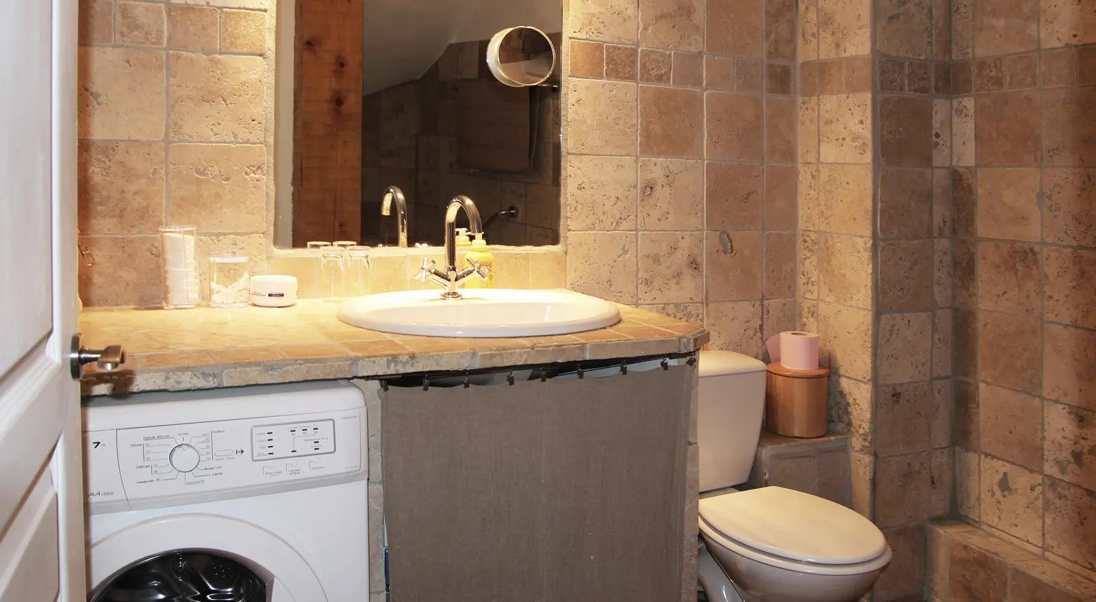 Salle de bain partagée par les chambres 2 et 3