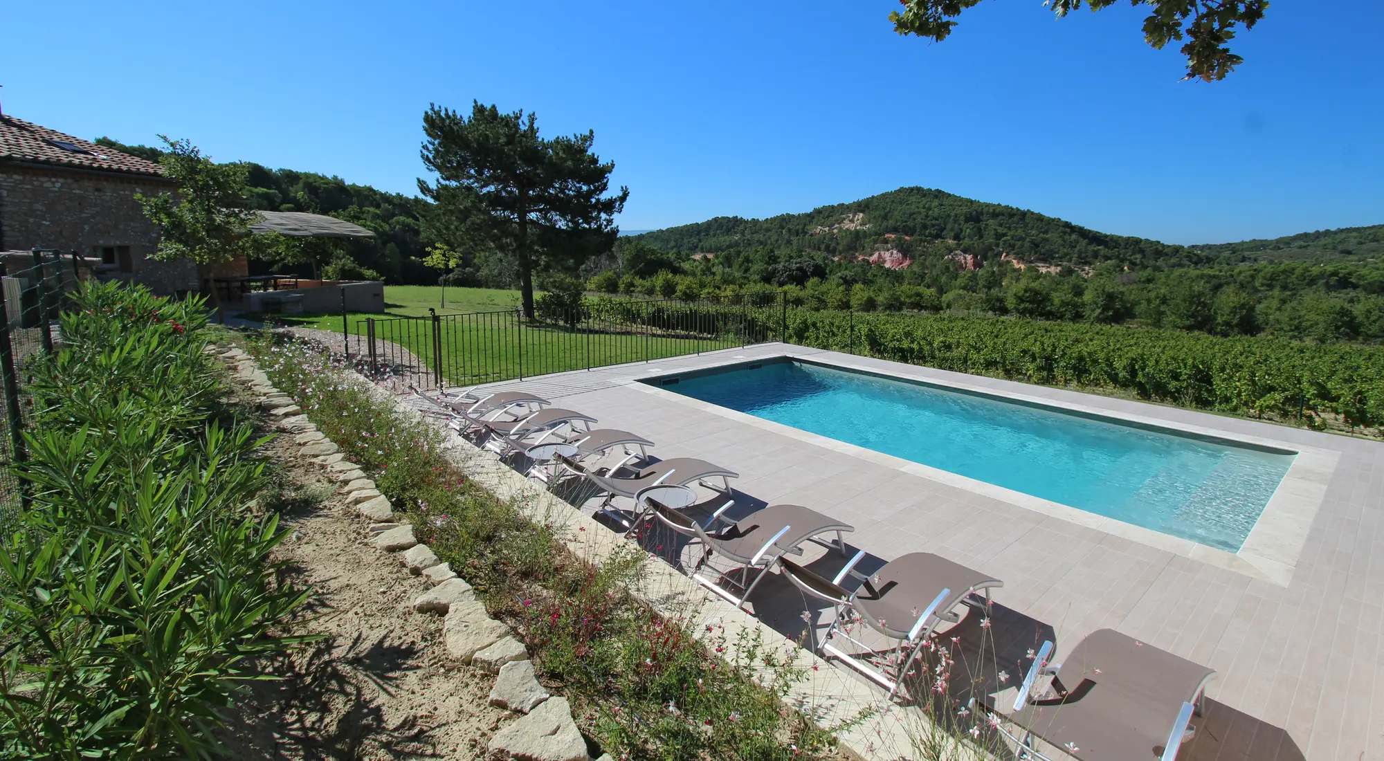 Espace piscine fleuri et bien sécurisé