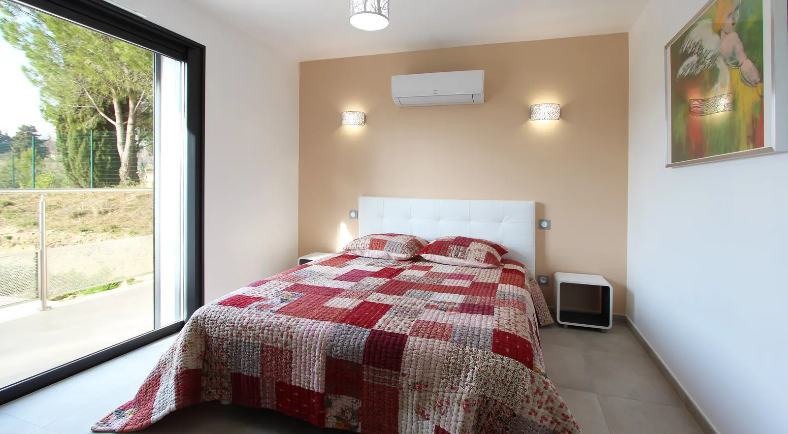 Chambre 1 avec salle de douche et balcon