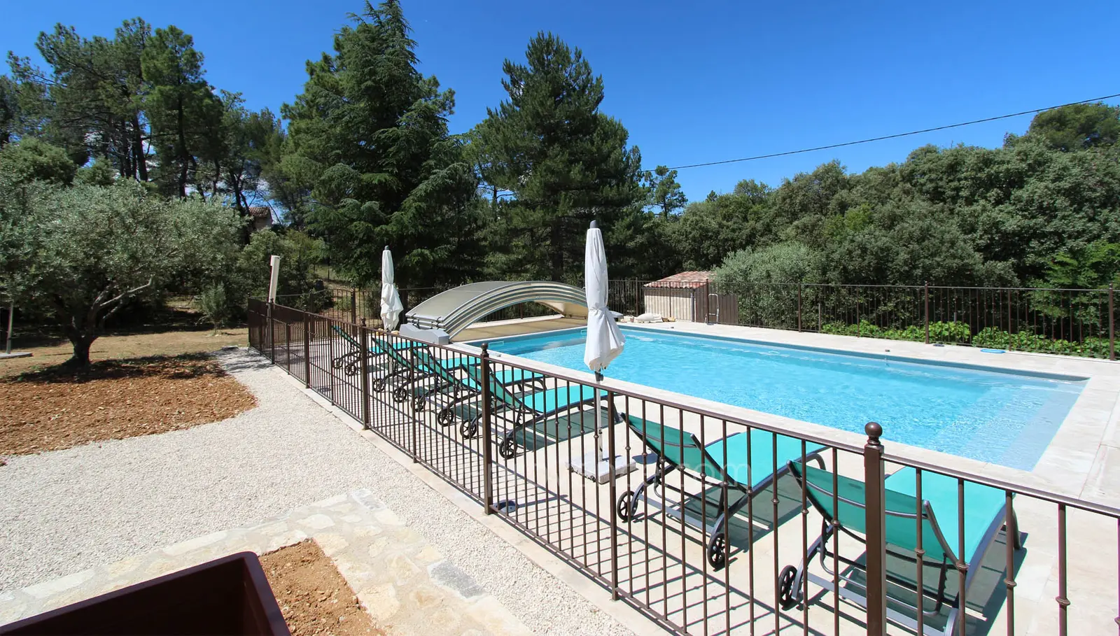 Piscine entièrement clôturée