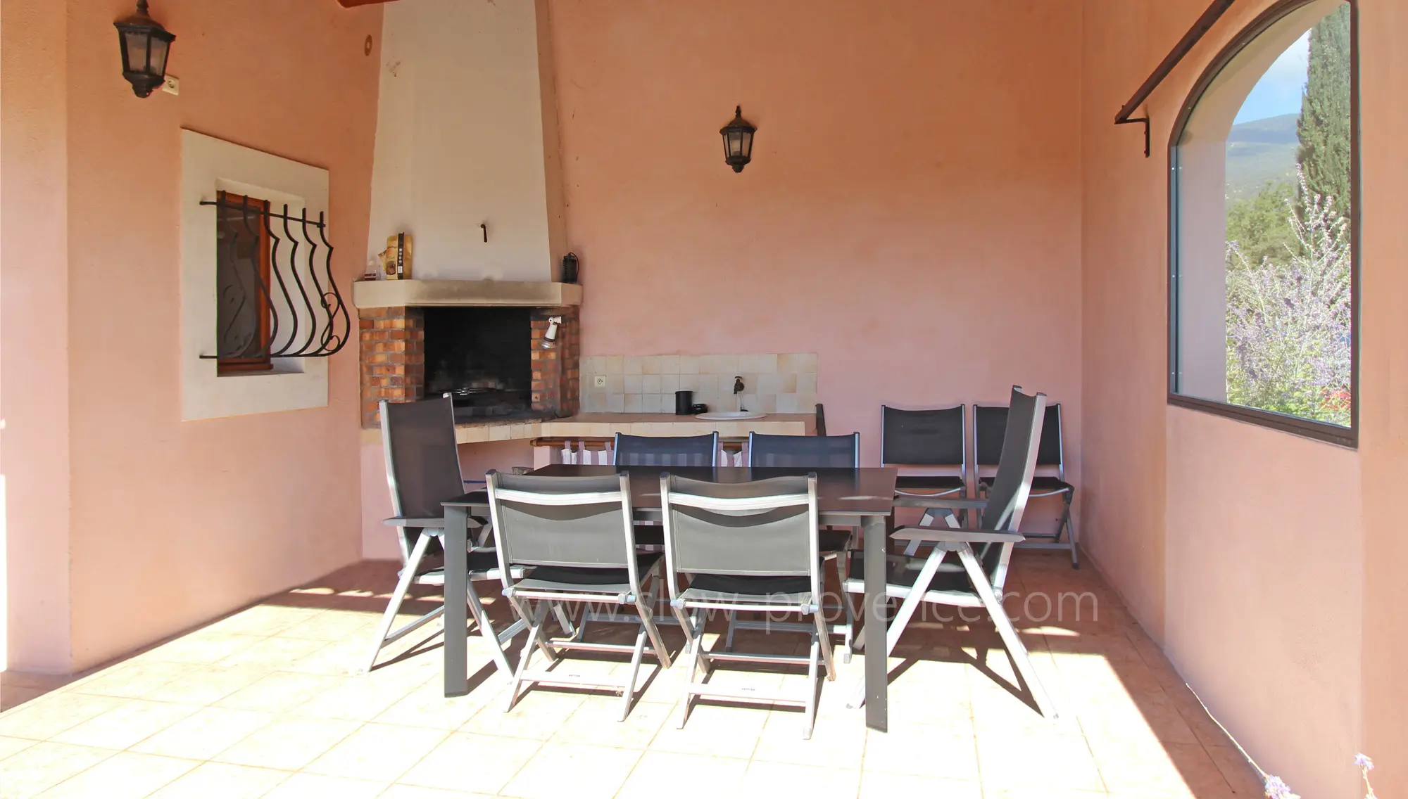 Terrasse couverte pour d'agréables repas en famille ou entre amis