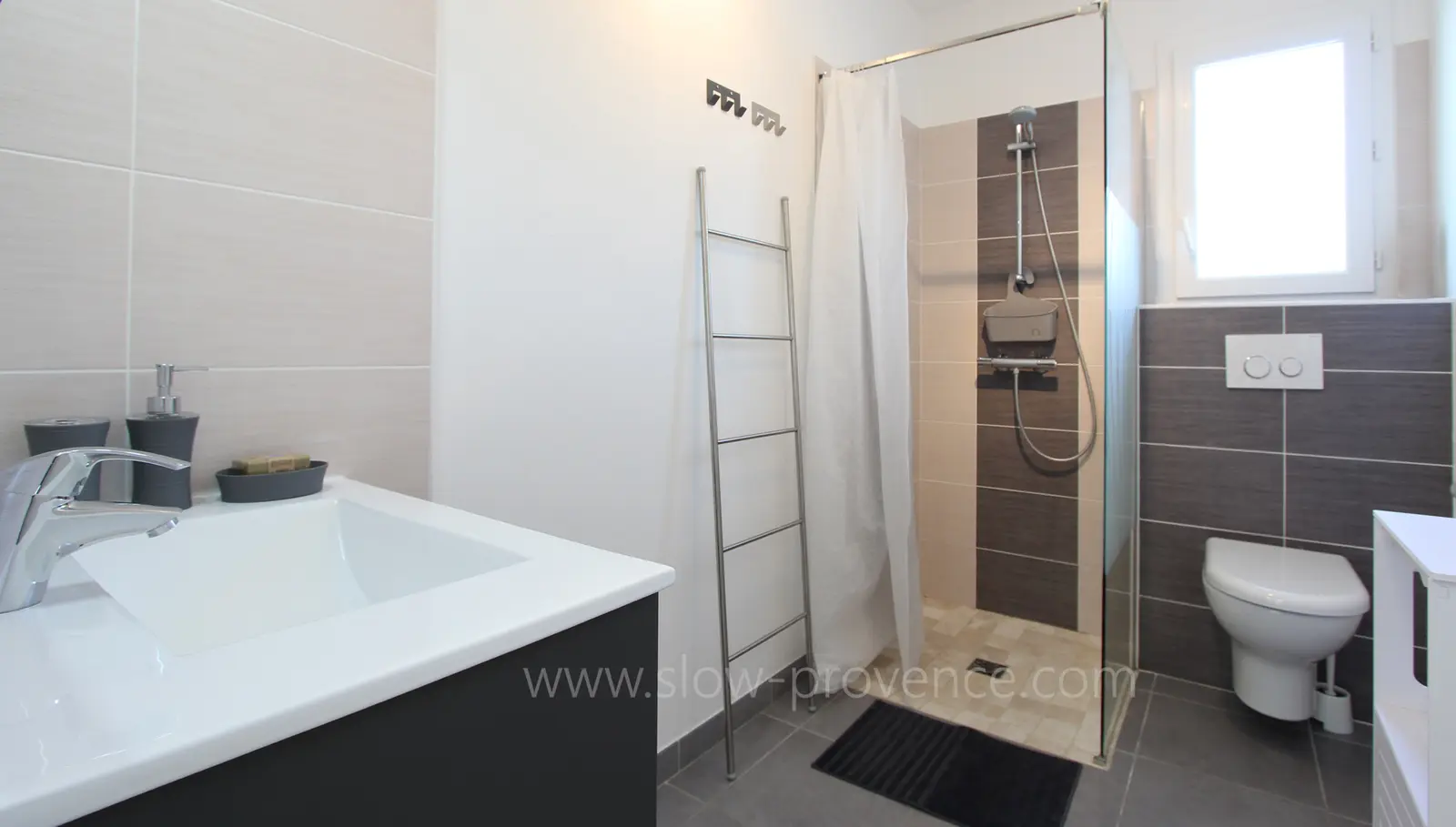 Salle de douche partagée entre la chambre 1 et 2