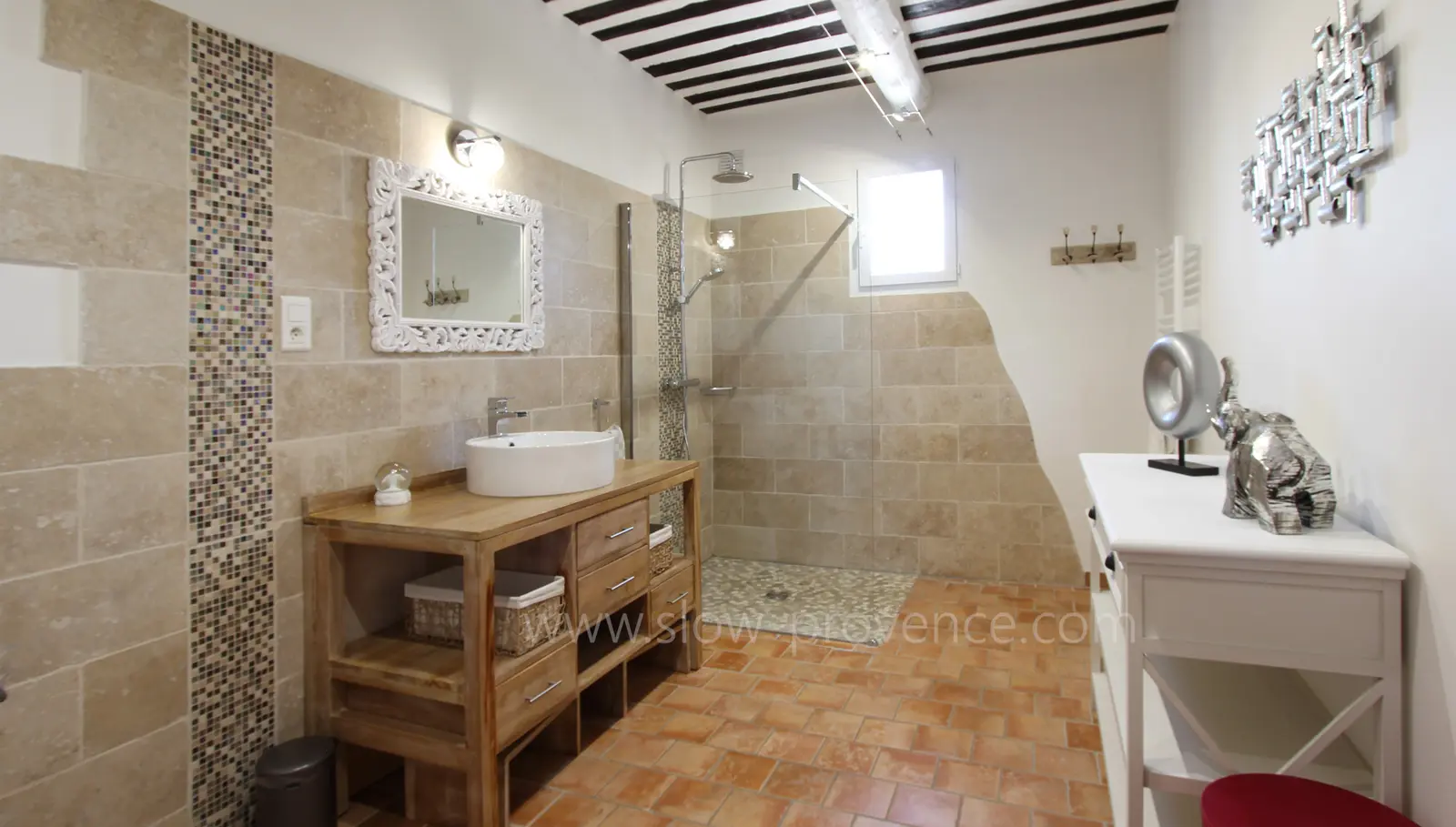 Salle de douche partagée entre la chambre 3 et 4