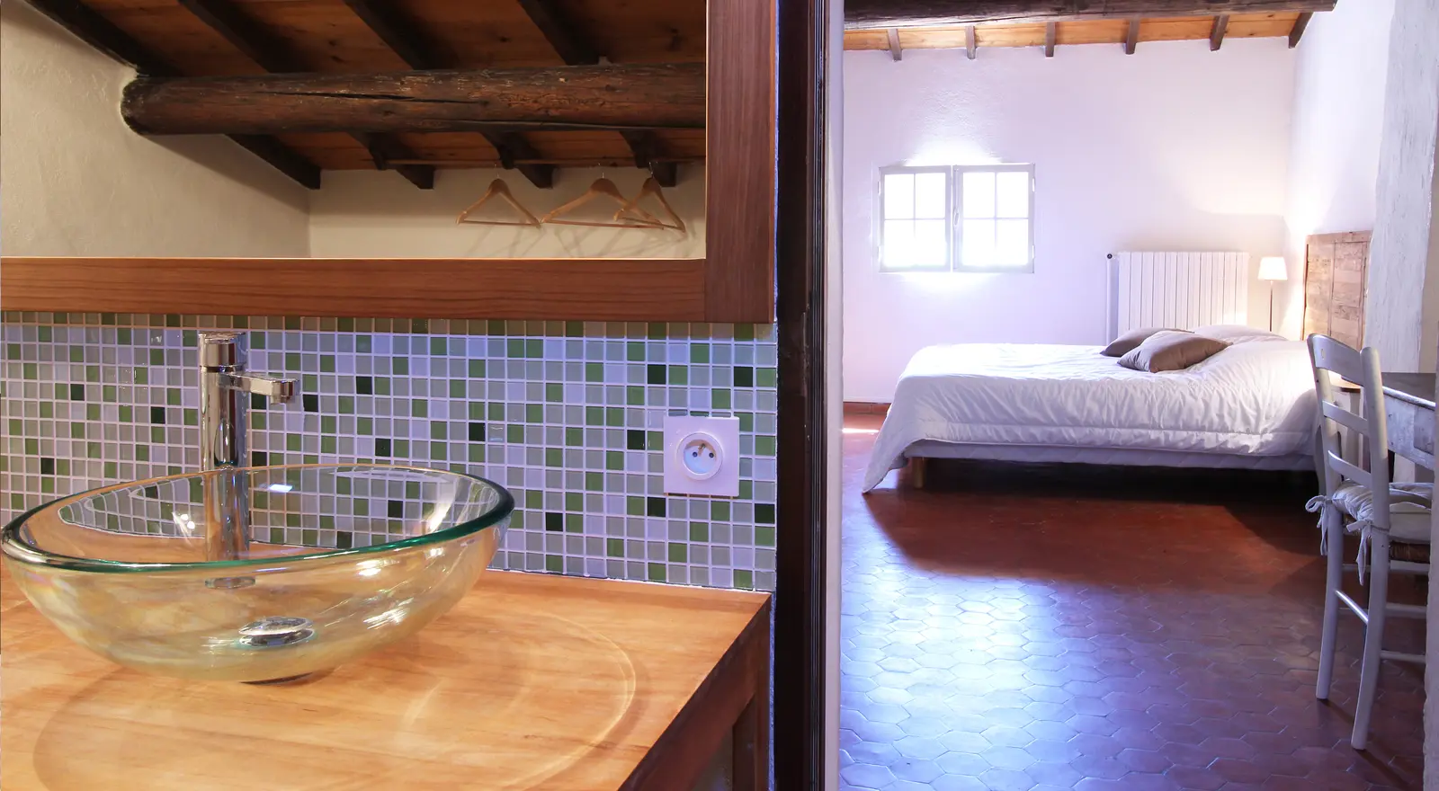 Salle de douche privative de la chambre 2