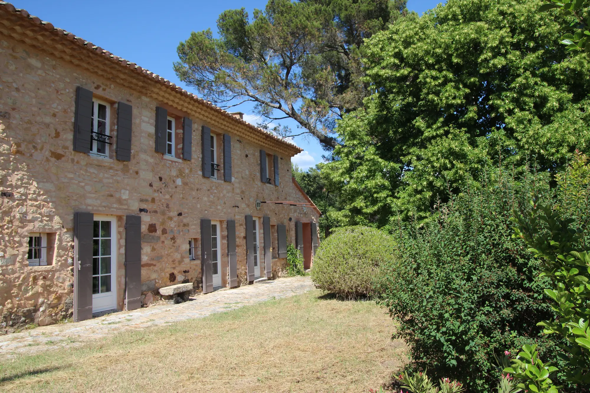 Mas en pierre au calme en campagne provençale