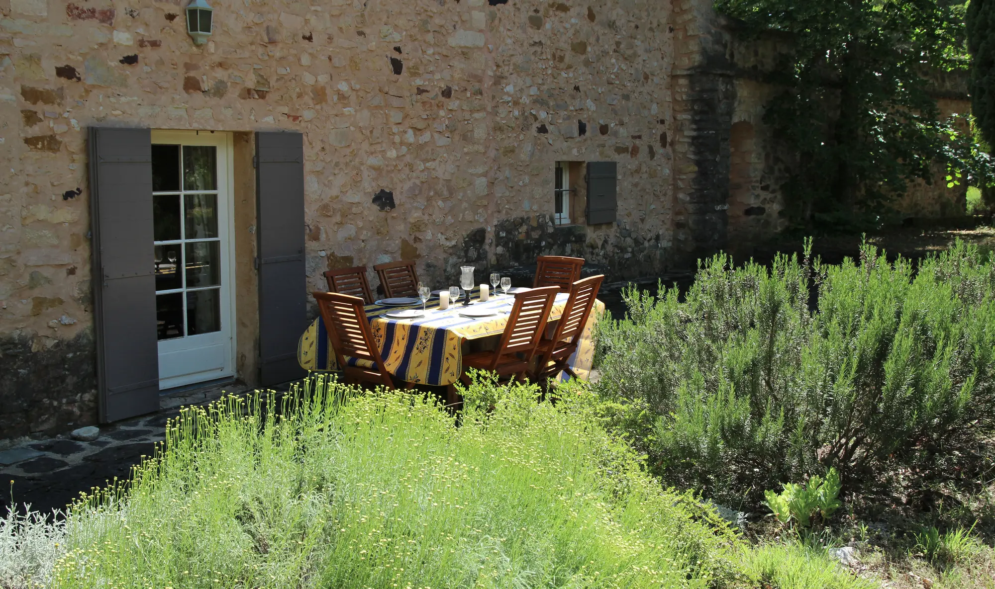 Terrasse à l'arrière du mas avec vue sur la piscine