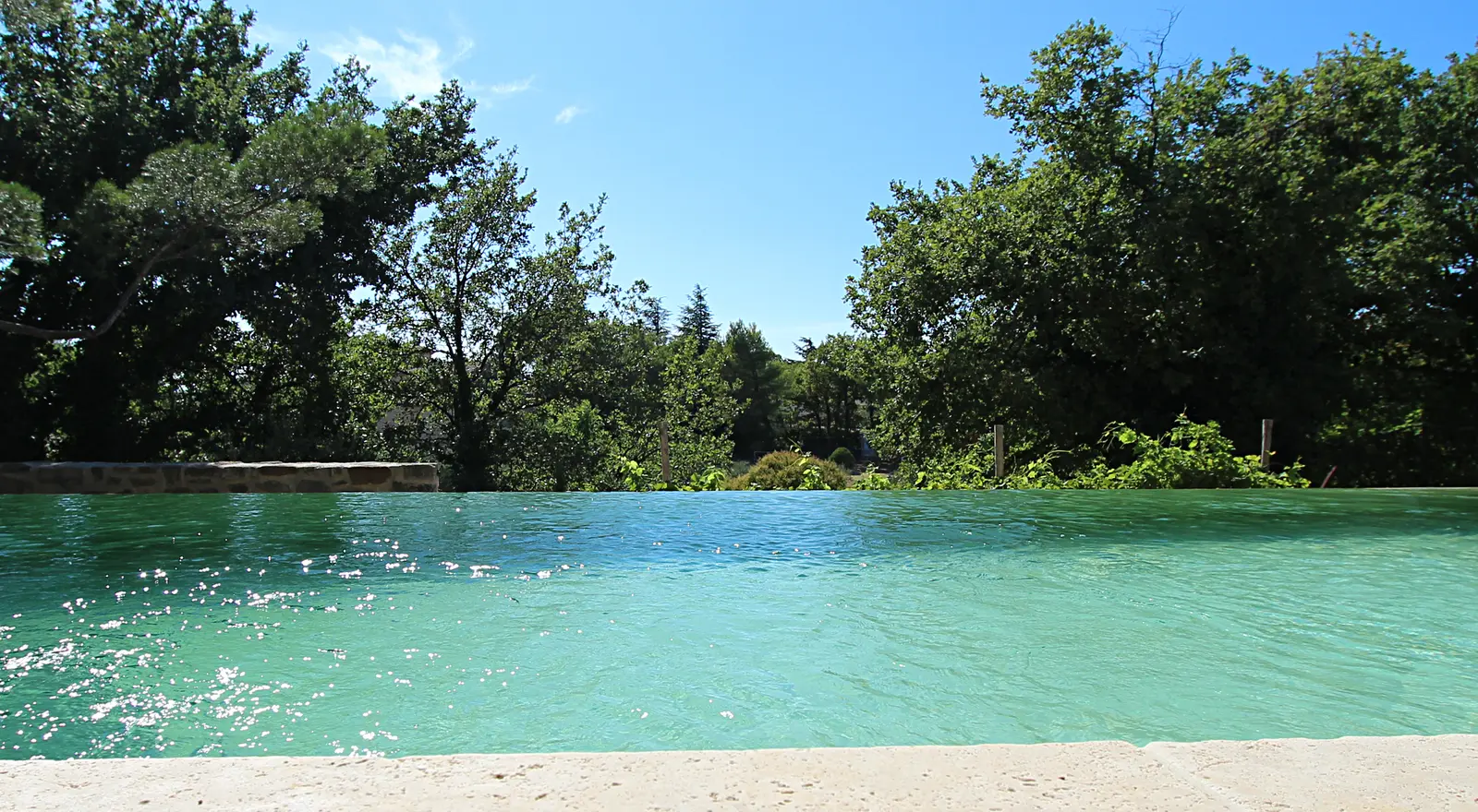 Piscine à débordement façon bassin Provençal