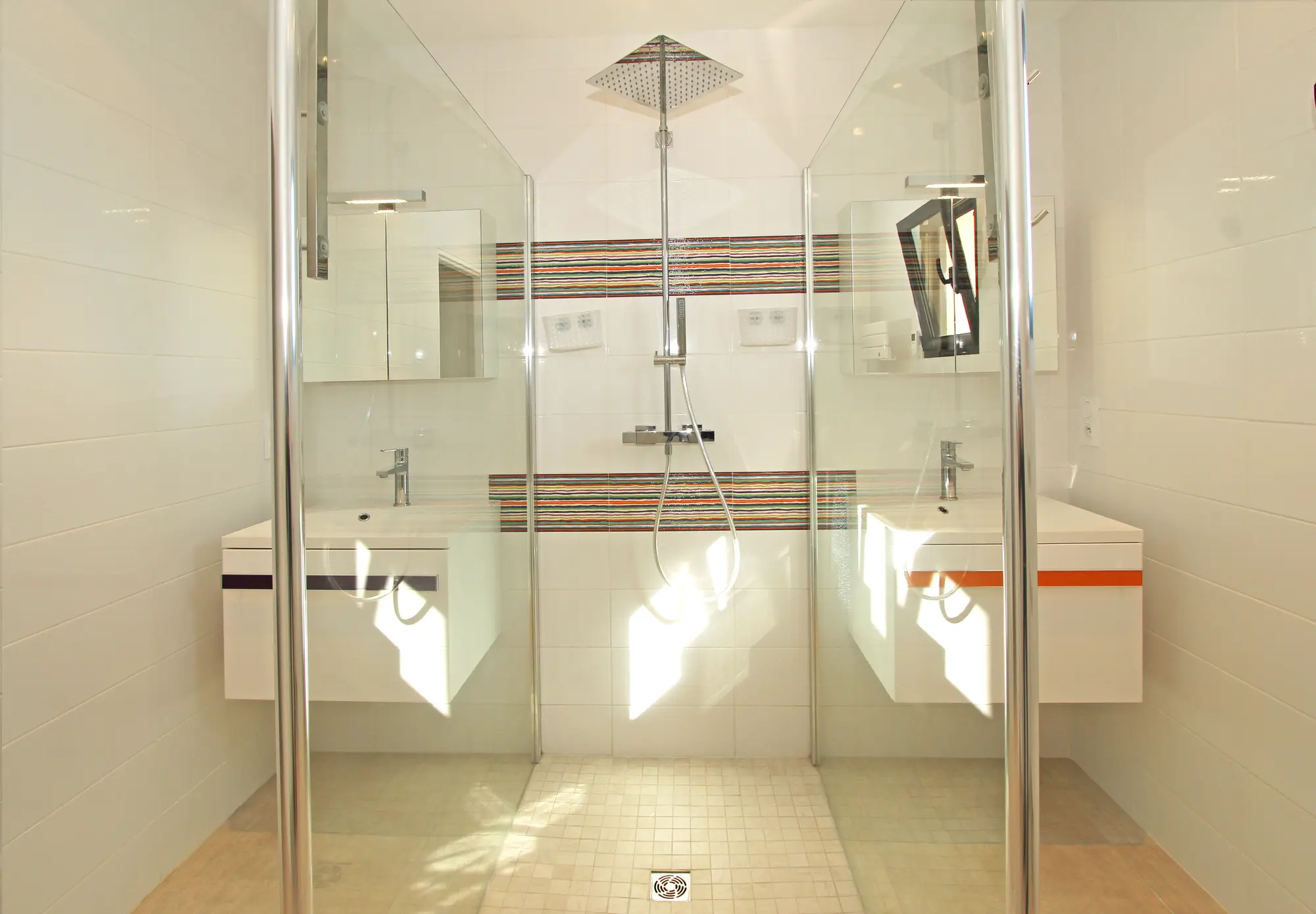 Salle de douche partagée entre les chambres 2 et 3