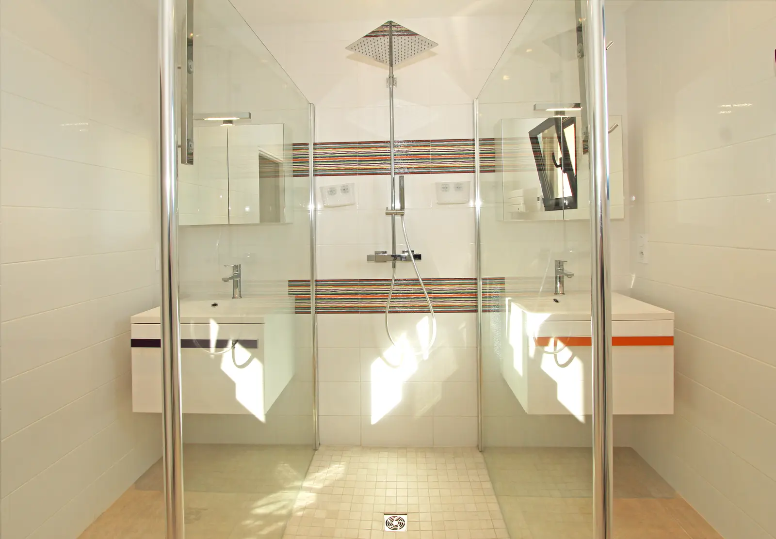 Salle de douche partagée entre les chambres 2 et 3