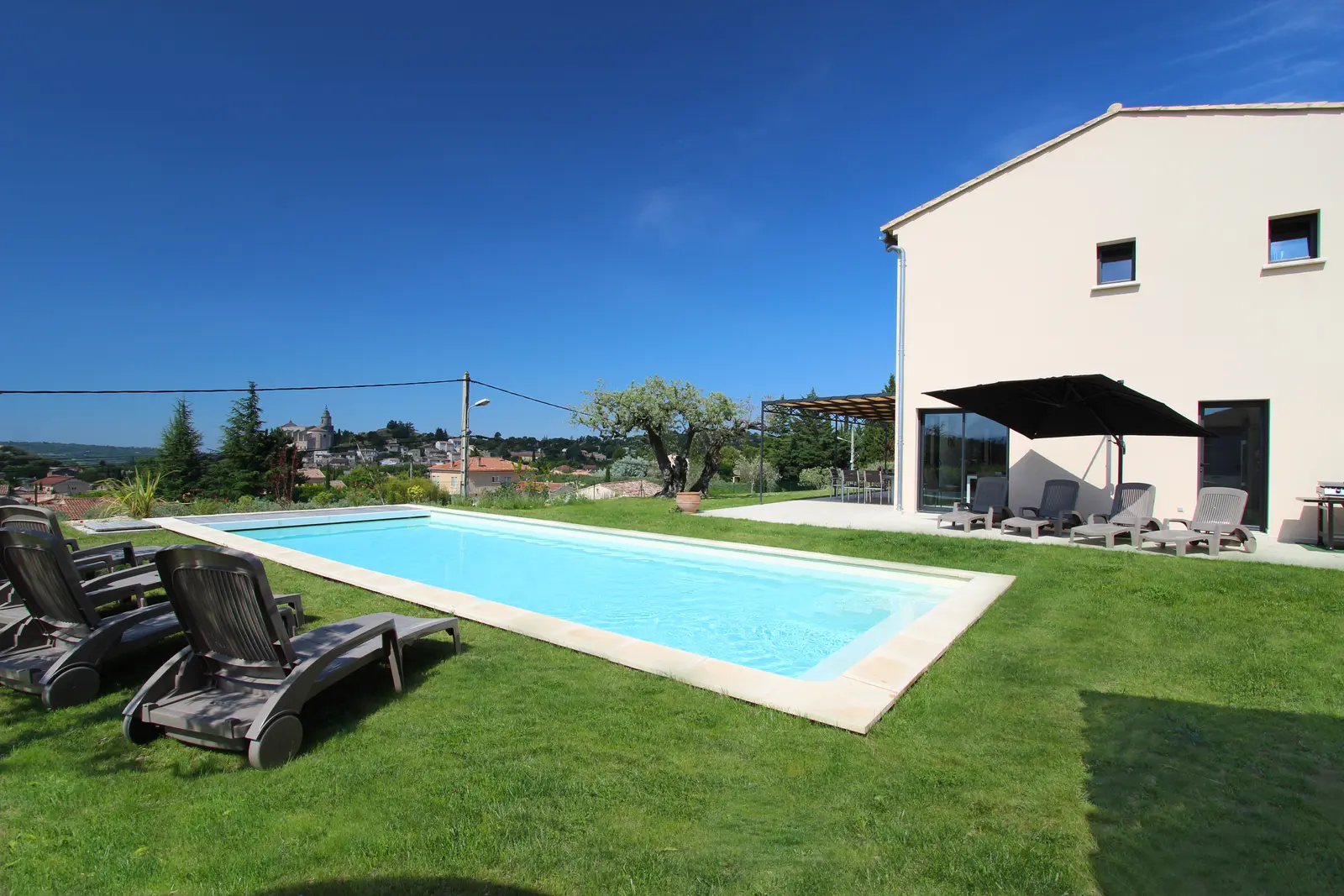 Piscine chauffée d'avril à fin octobre.