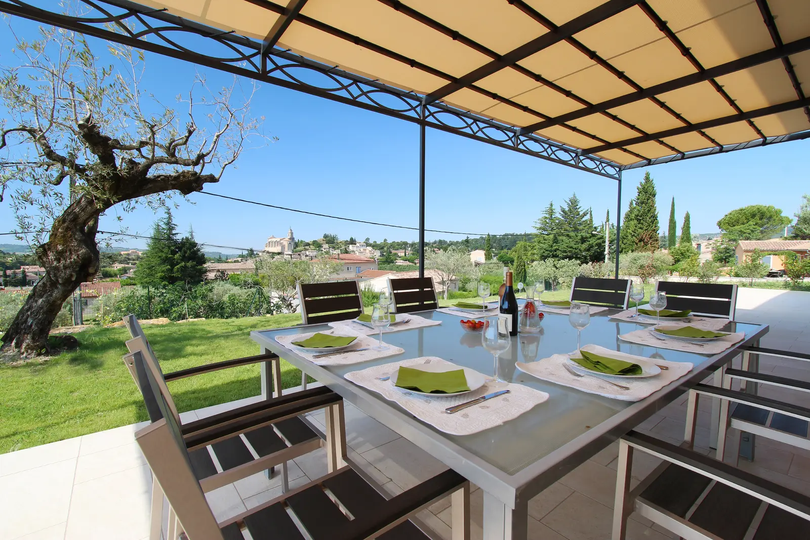 Terrasse ombragée, vue sur l'église de Bedoin