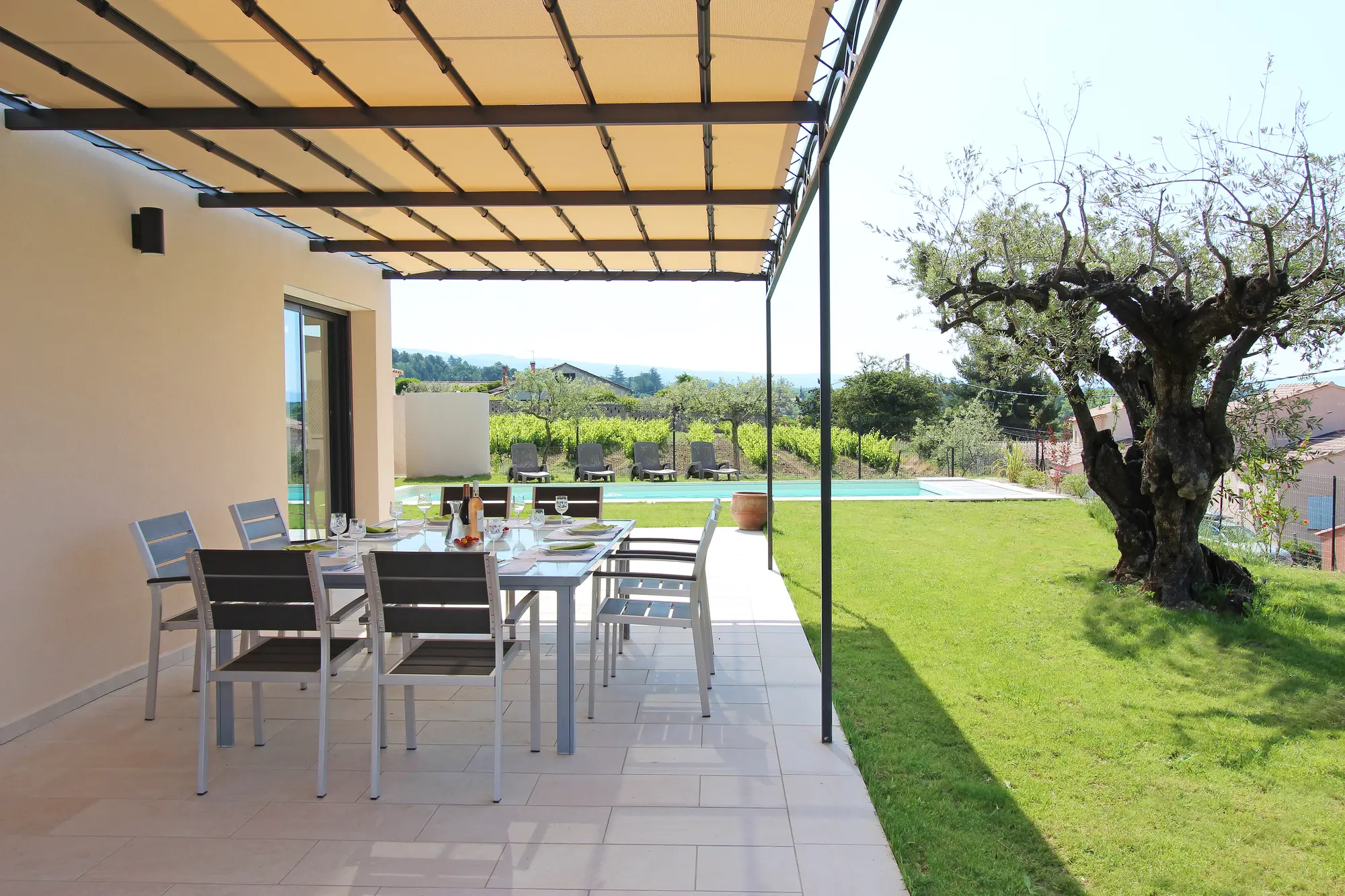 Terrasse avec vue sur la piscine