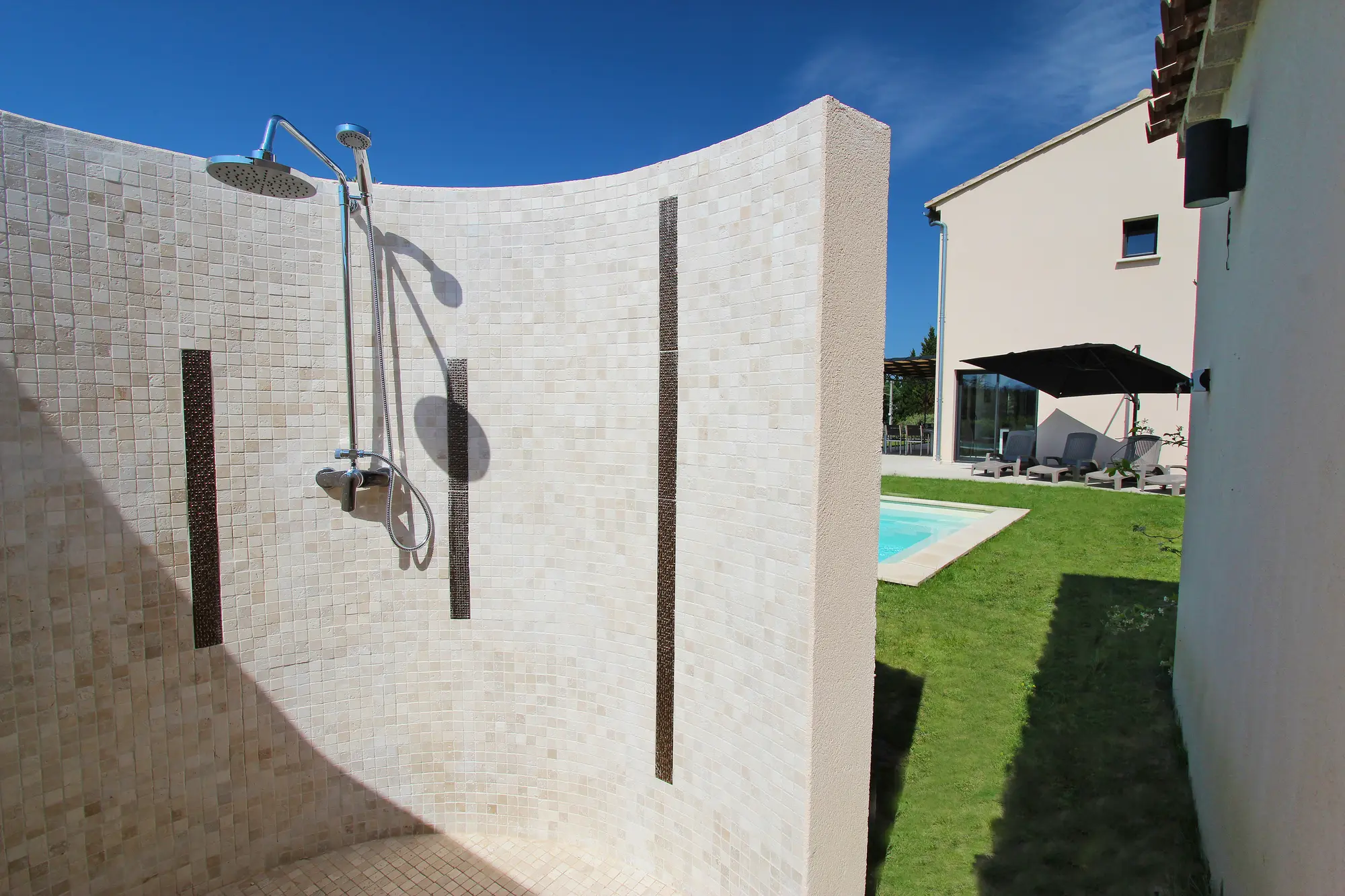 Grande douche extérieure