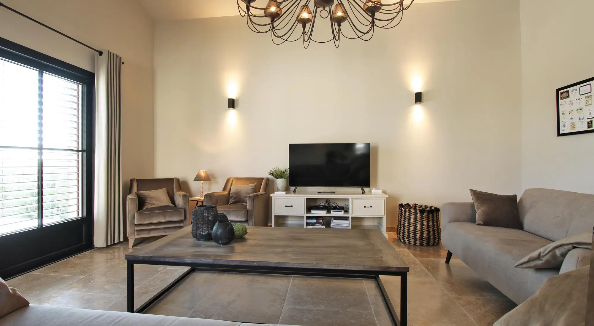 Salon avec télévision et grande baie vitrée