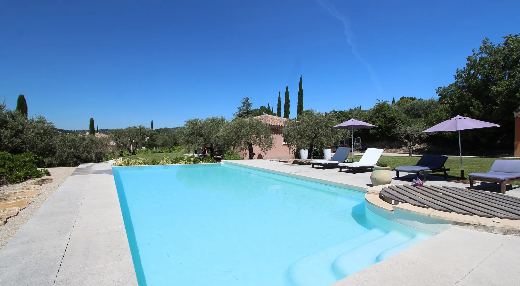 Gîte avec piscine à débordement proche du village