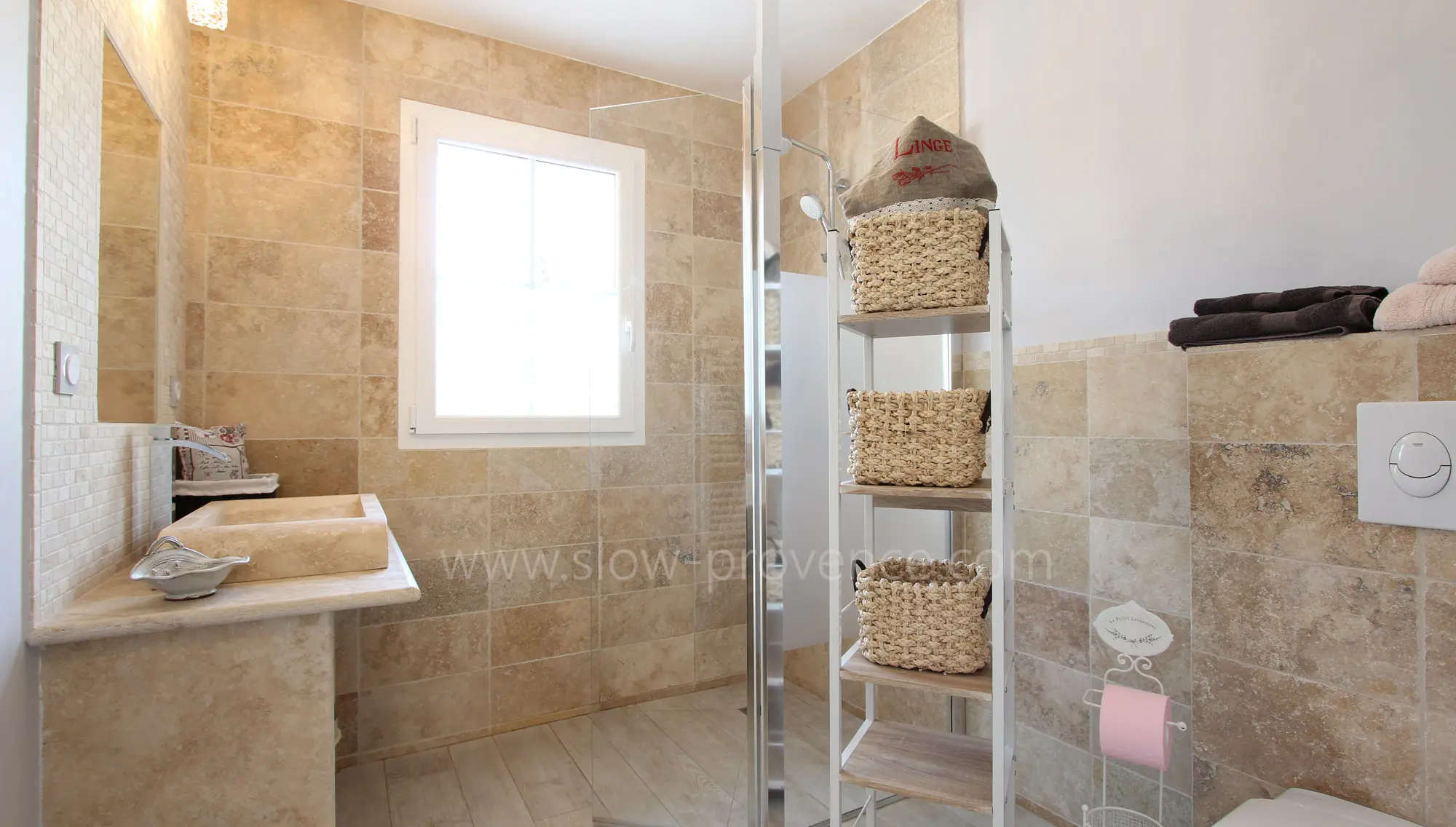 Salle de douche partagée par les chambres 1 et 2