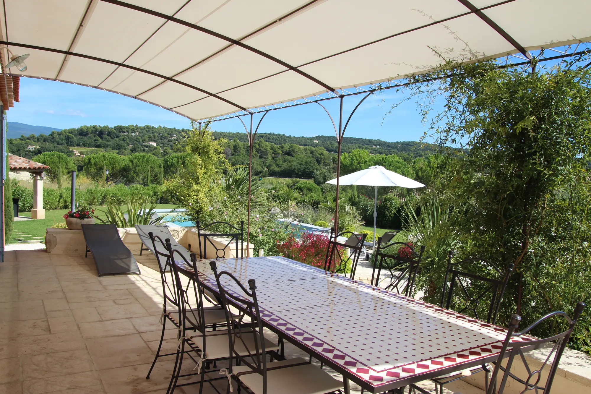 Terrasse ombragée idéale pour de bons repas en famille