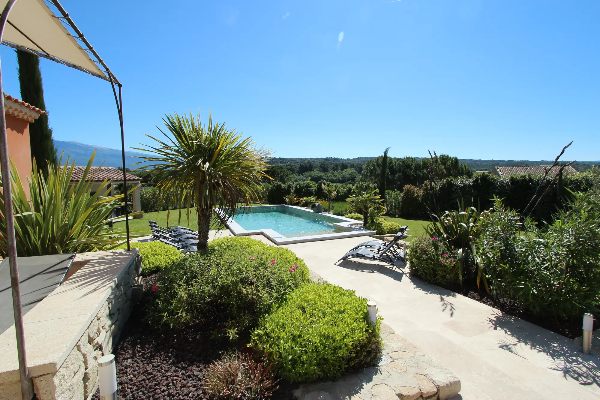 Jardin paysagé clôturé