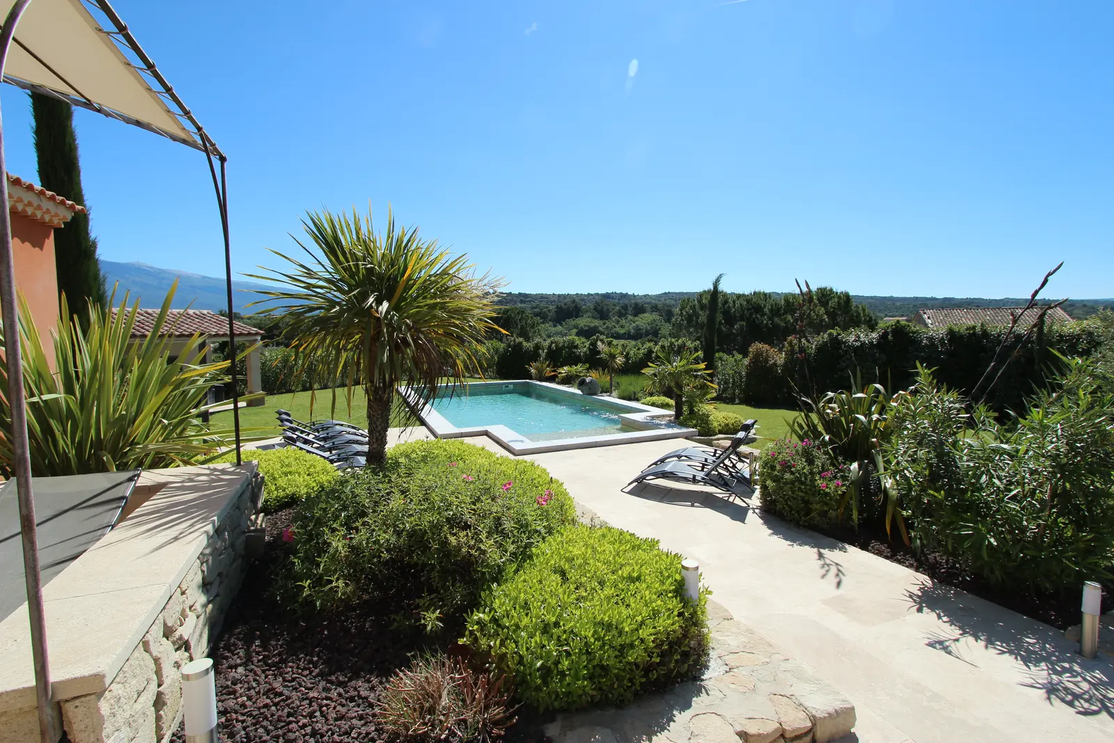 Jardin paysagé clôturé