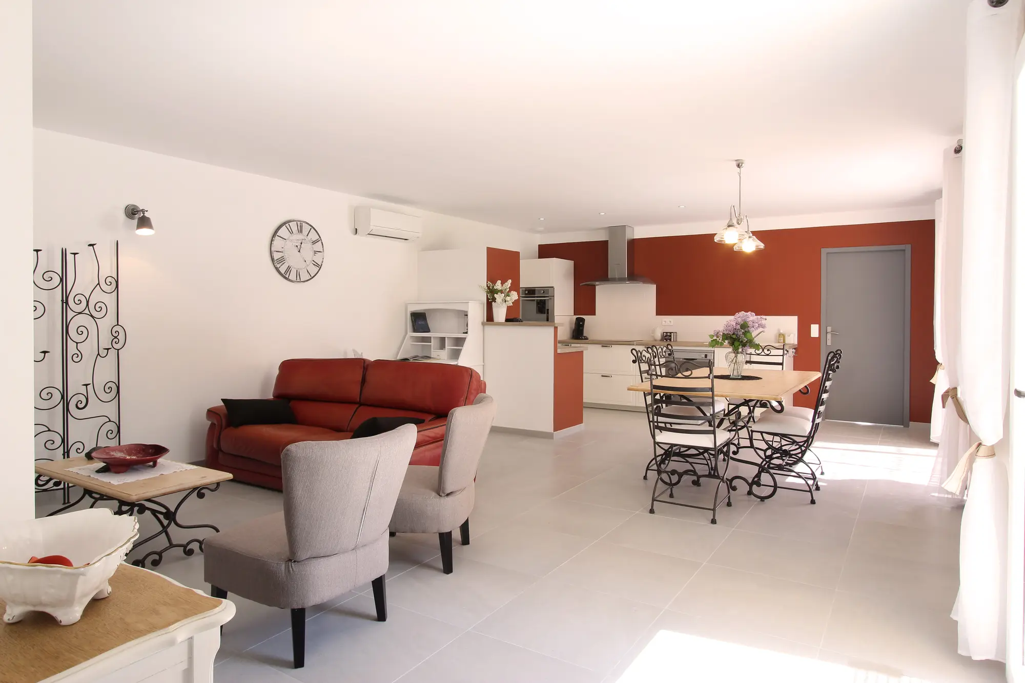 Coin salon et espace repas