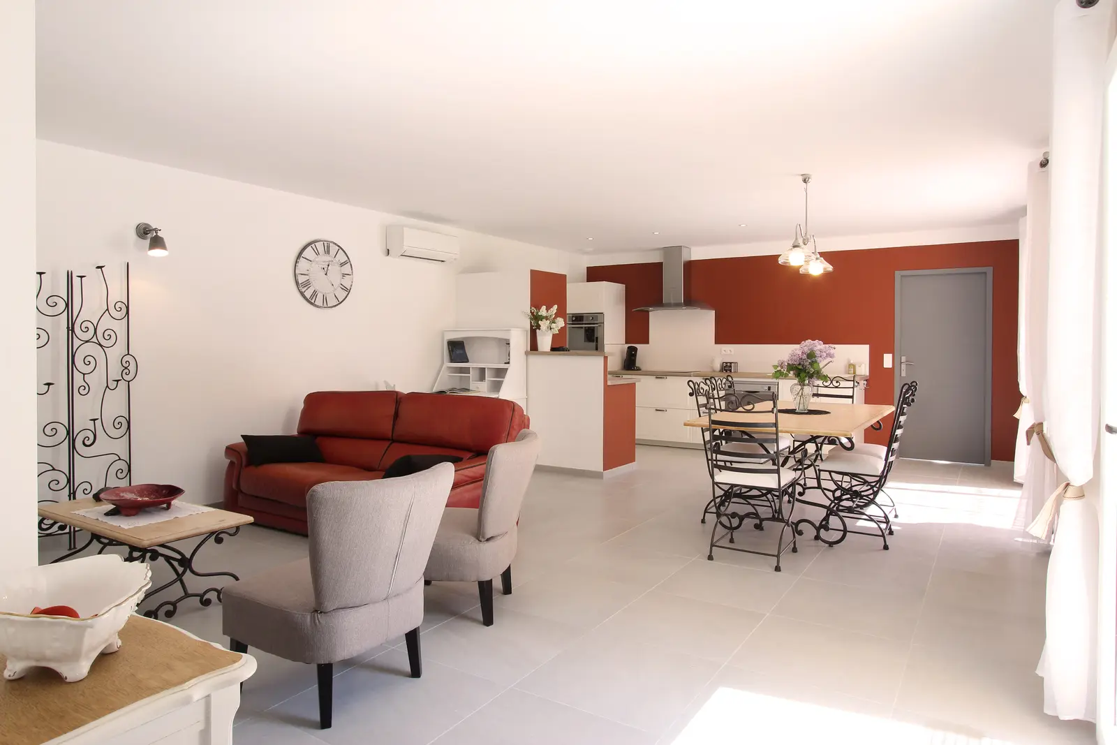Coin salon et espace repas