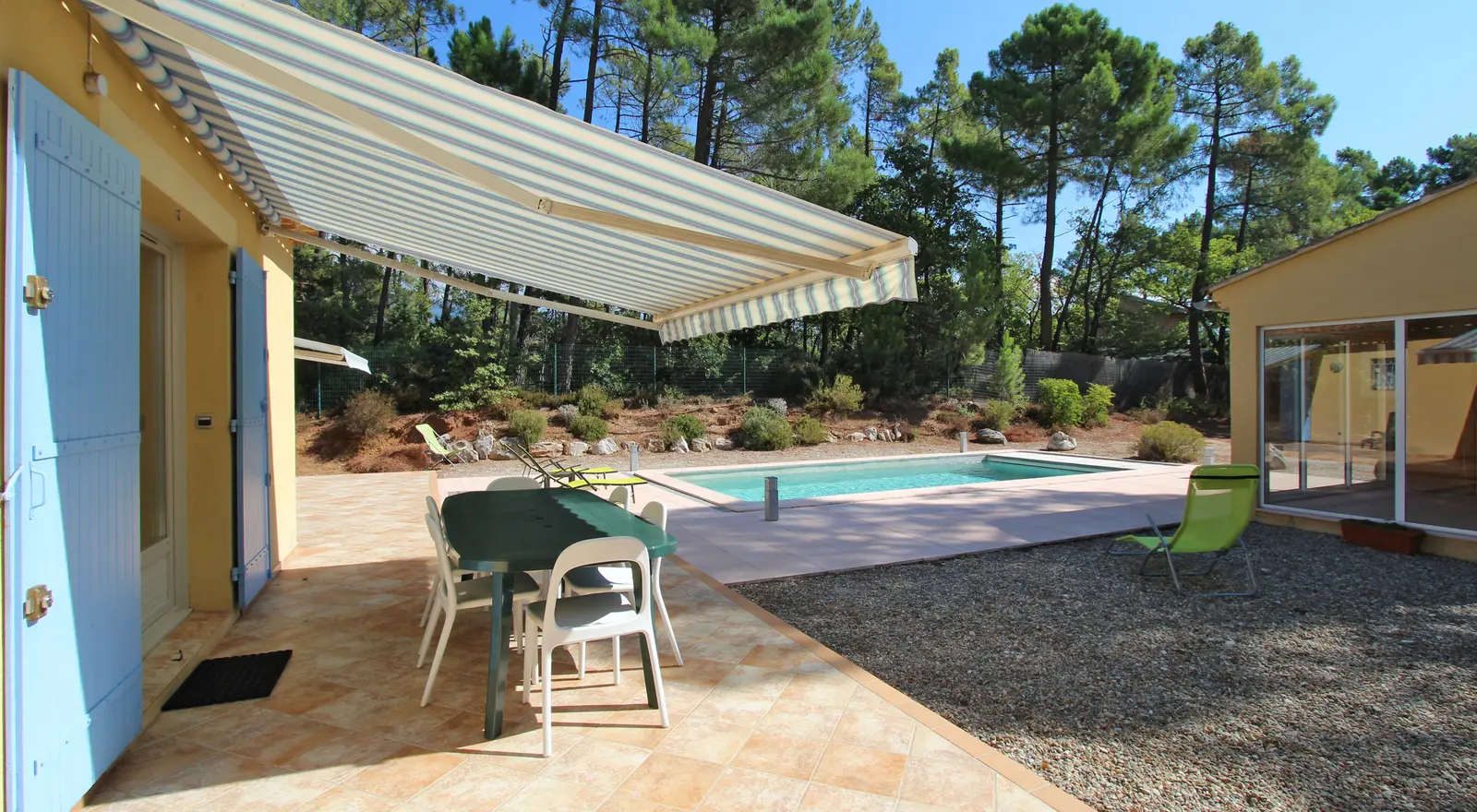 Terrasse ombragée par un store électrique