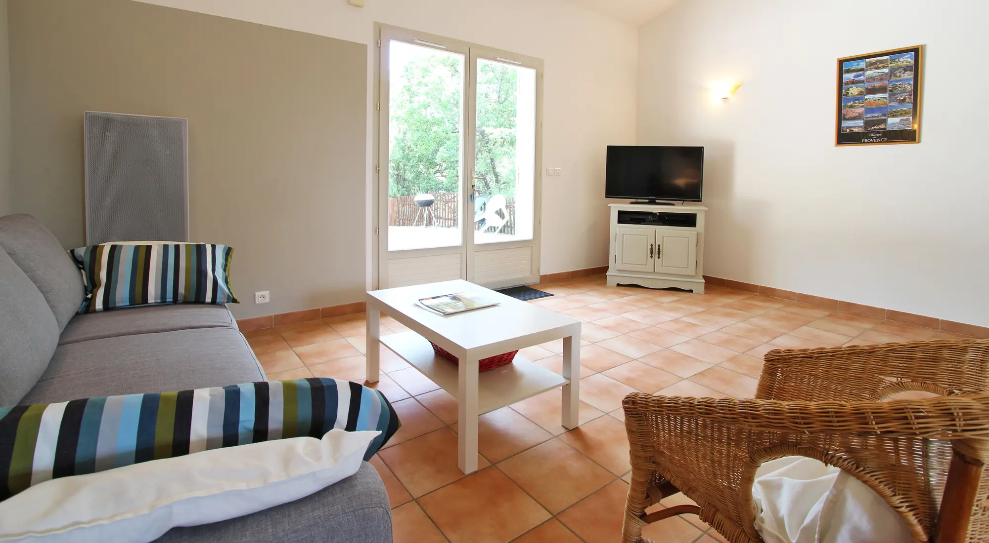 Salon lumineux ouvert sur la terrasse