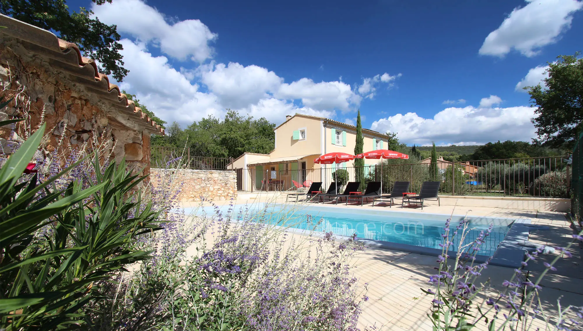 Piscine privée clôturée