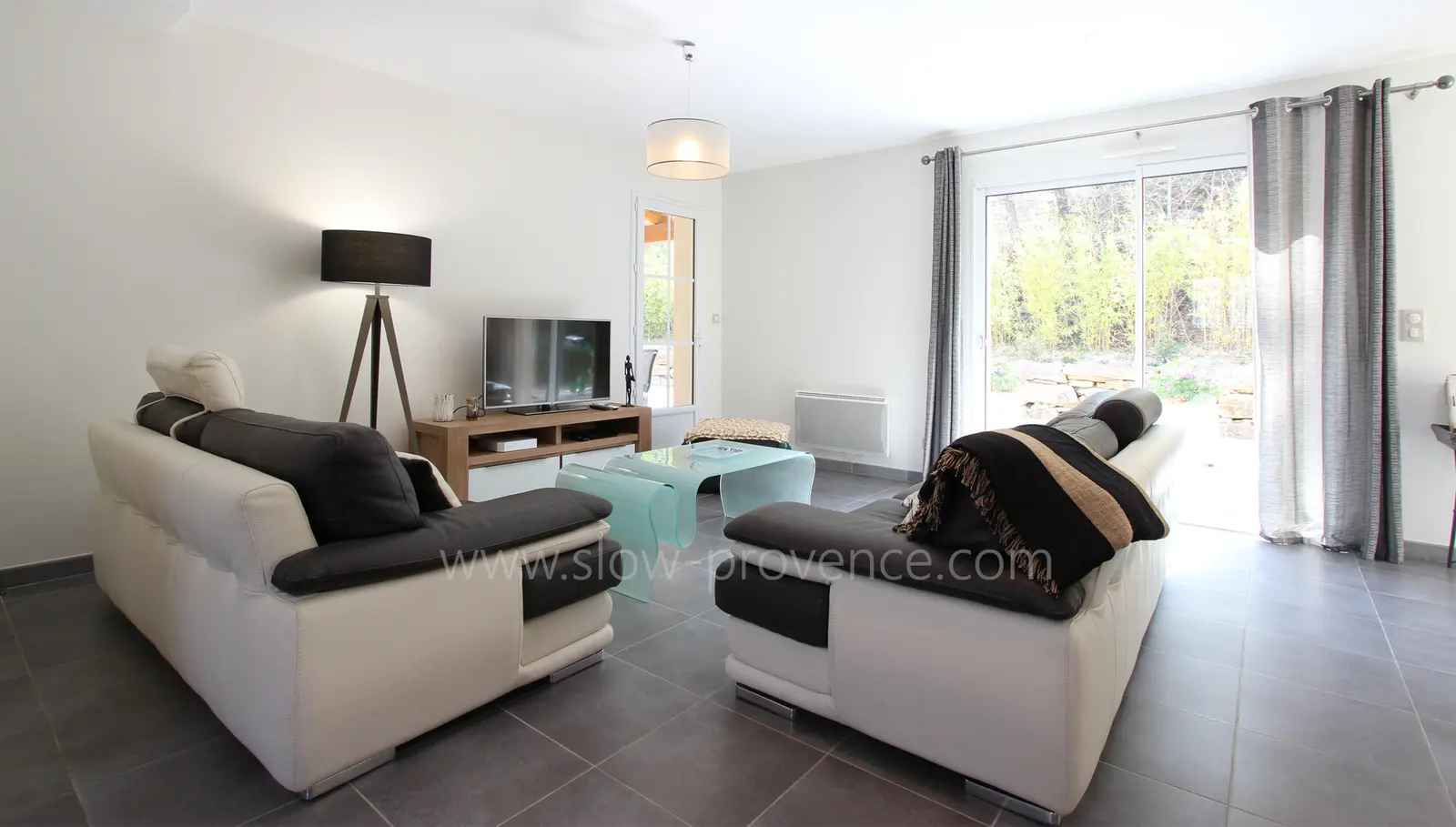 Salon confortable avec TV