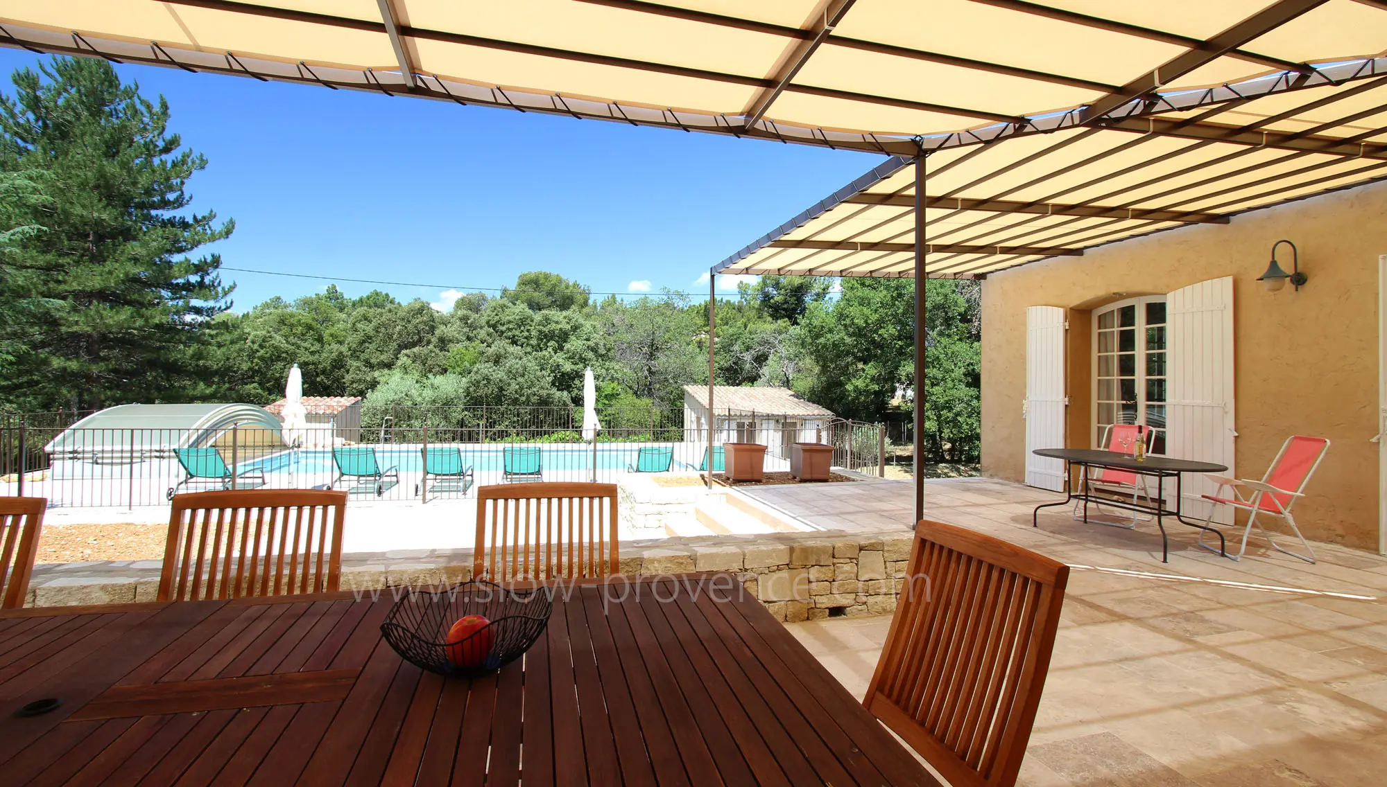 Terrasse avec vue sur le jardin et la piscine