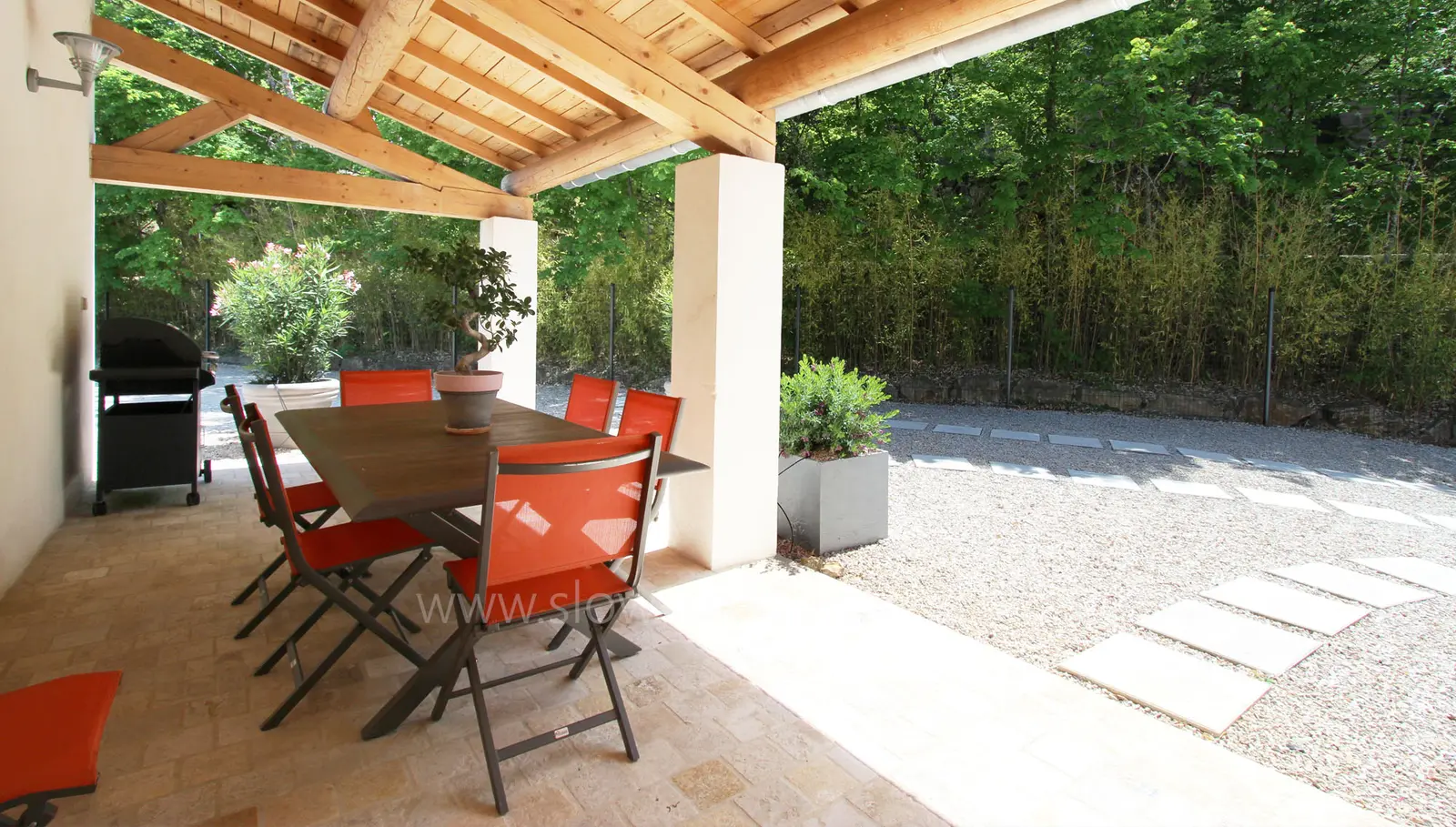 Terrasse couverte avec barbecue à gaz