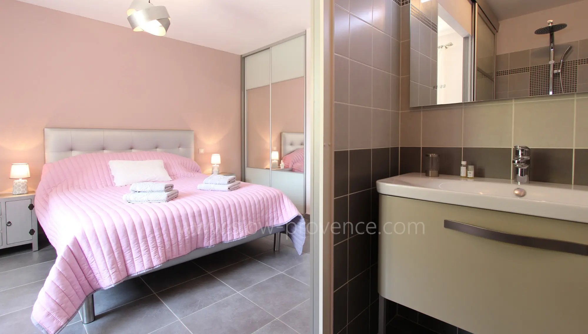 Chambre parentale avec salle de douche privative