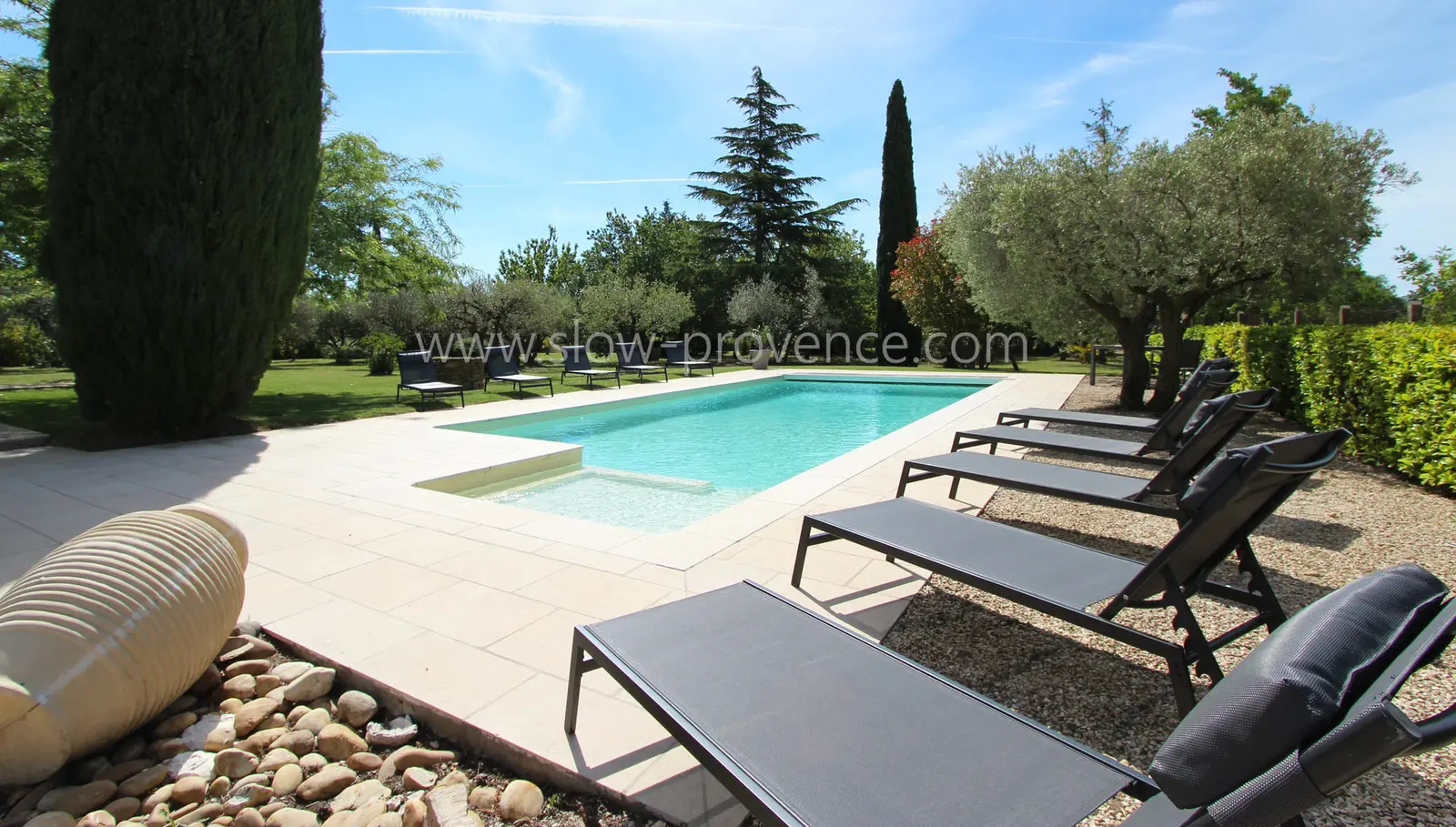 Belle piscine avec pataugeoire