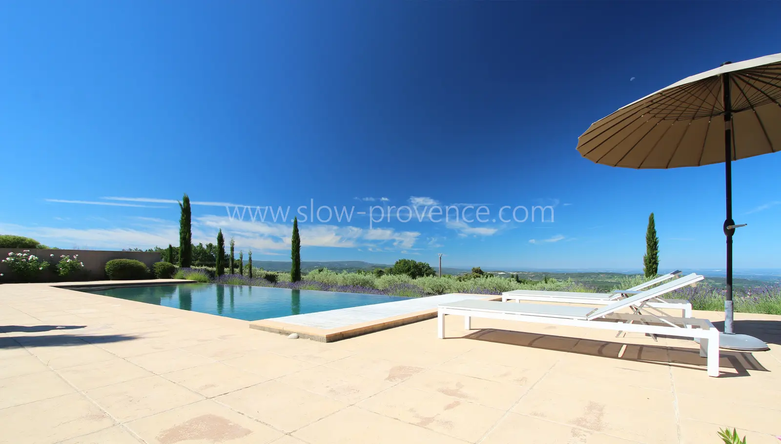 Piscine avec vue sur la vallée