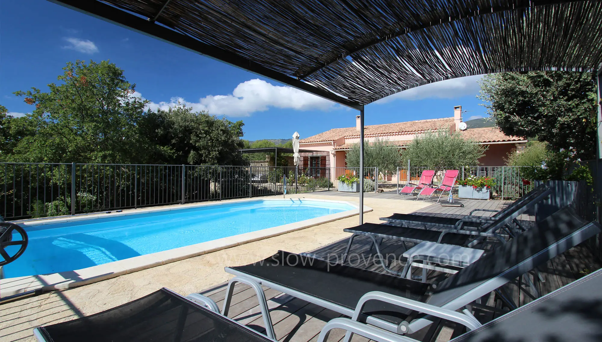 Belle piscine privée chauffée avec vue