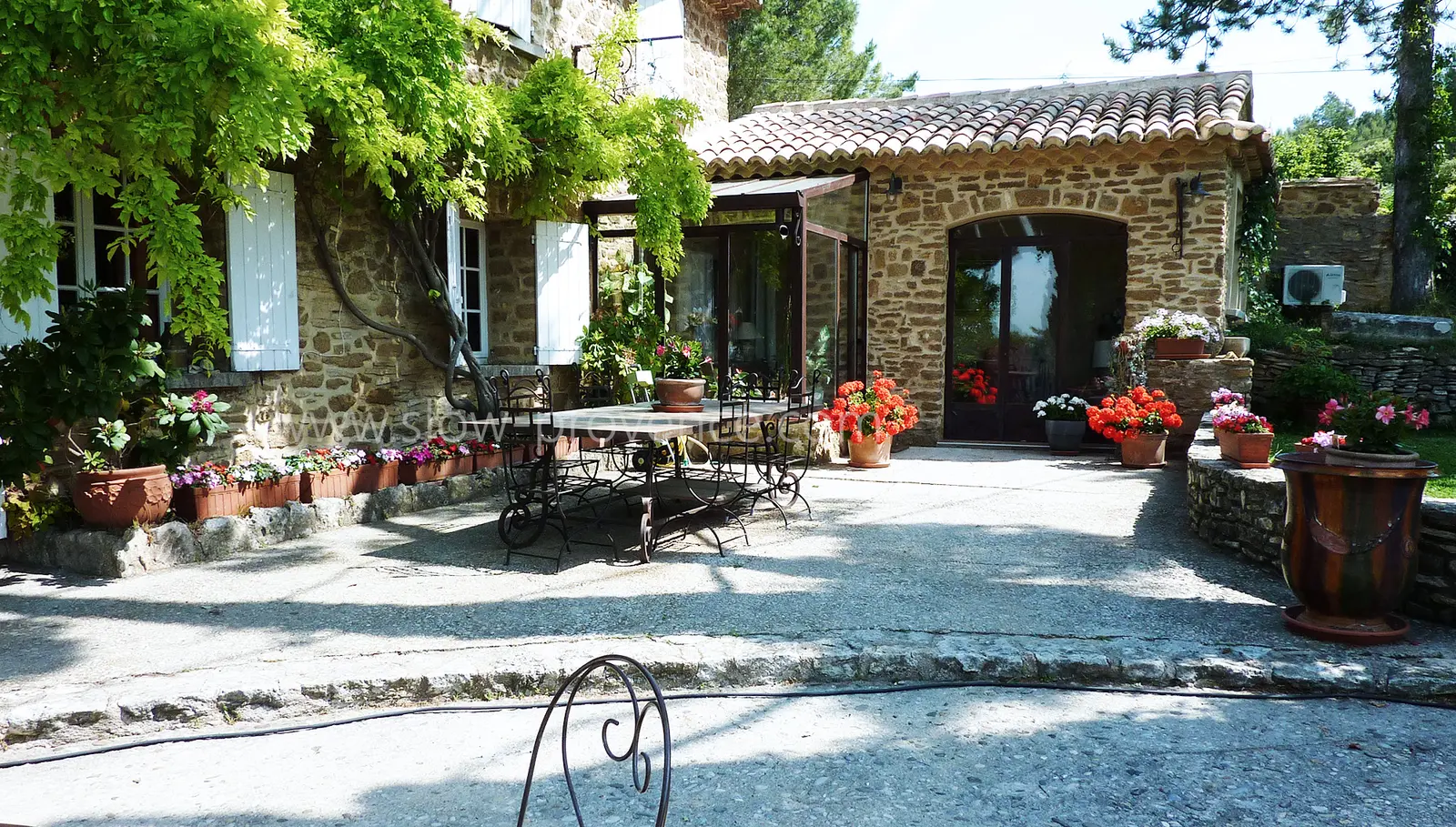 Arrivée sur une belle terrasse ombragée par la glycine