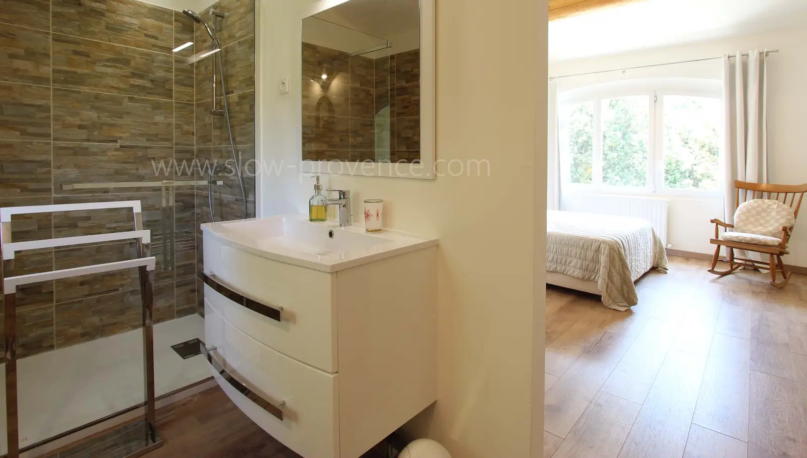 Salle de douche à l'étage