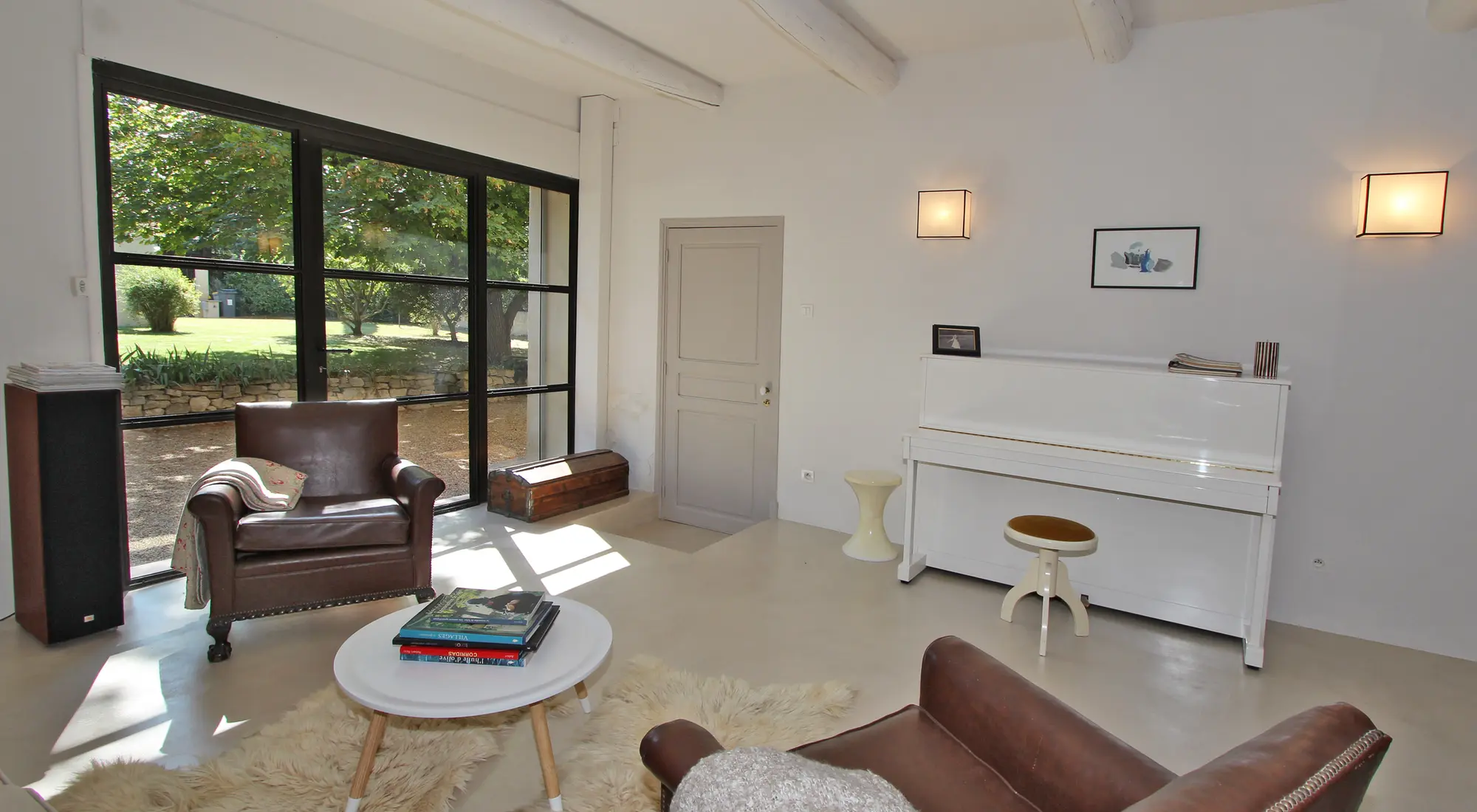Second salon avec TV et piano