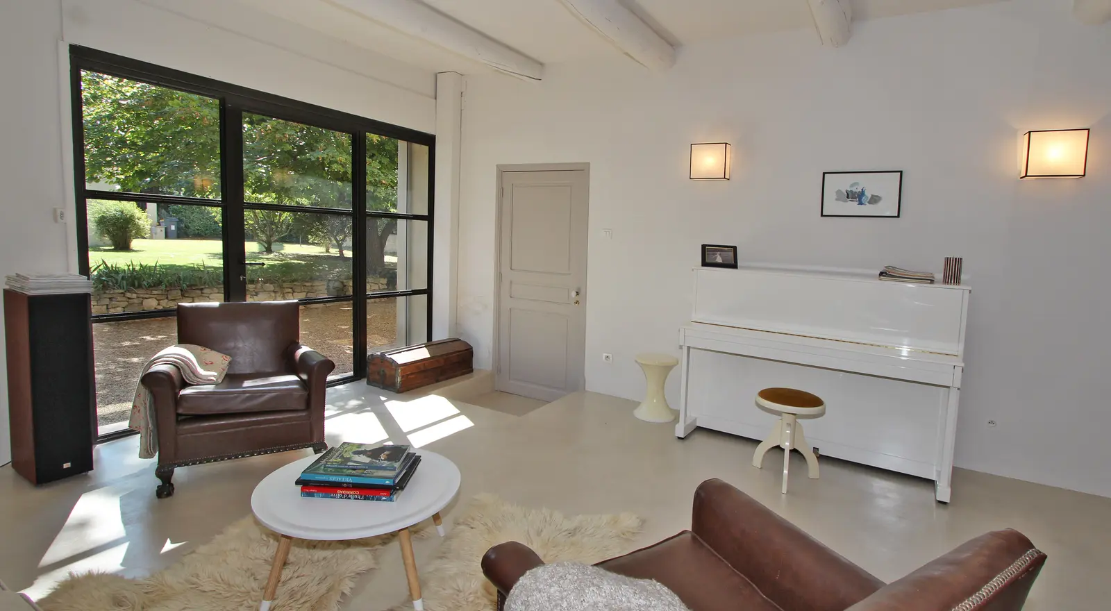Second salon avec TV et piano