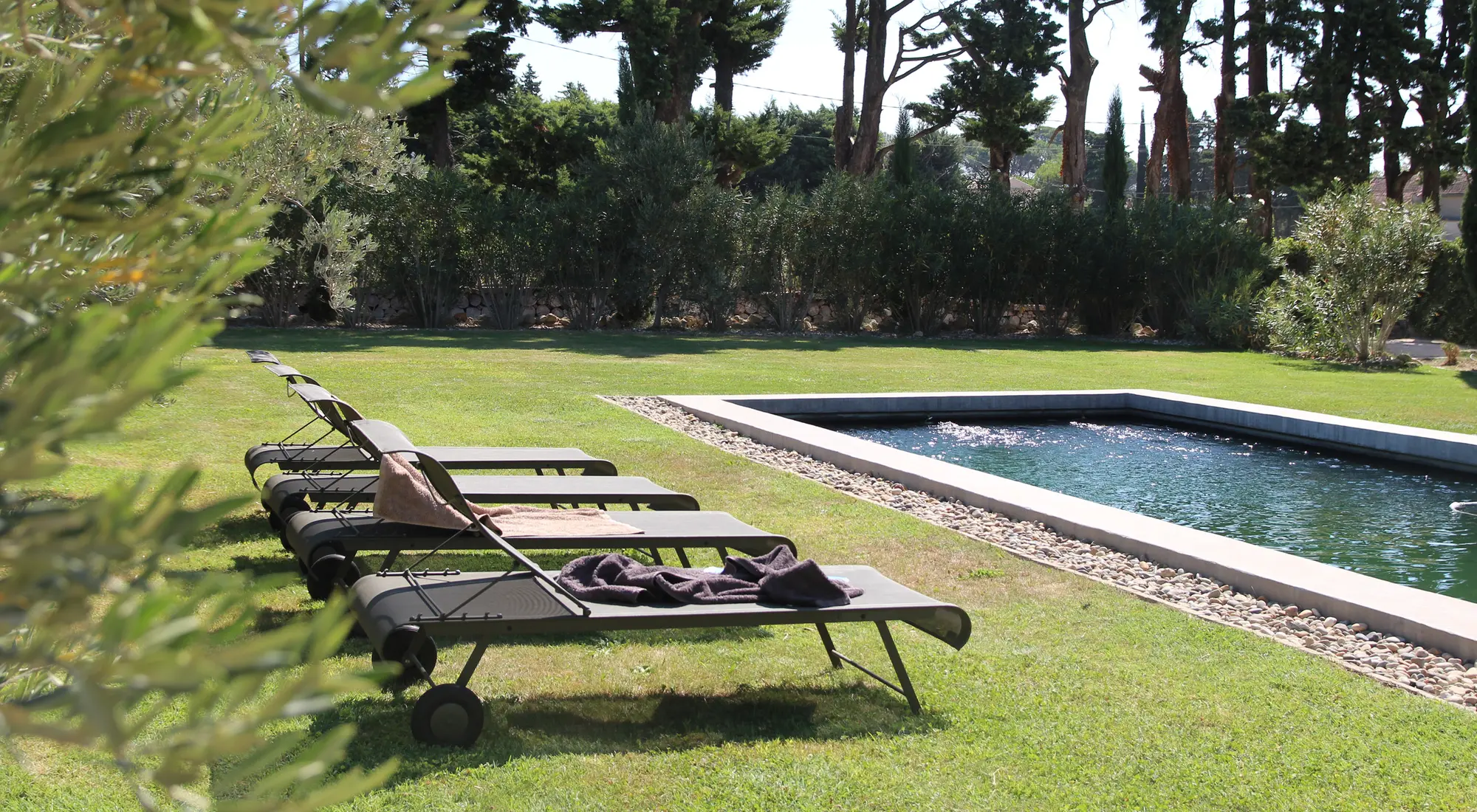 Grande piscine 13 x 4 m sans vis-à-vis