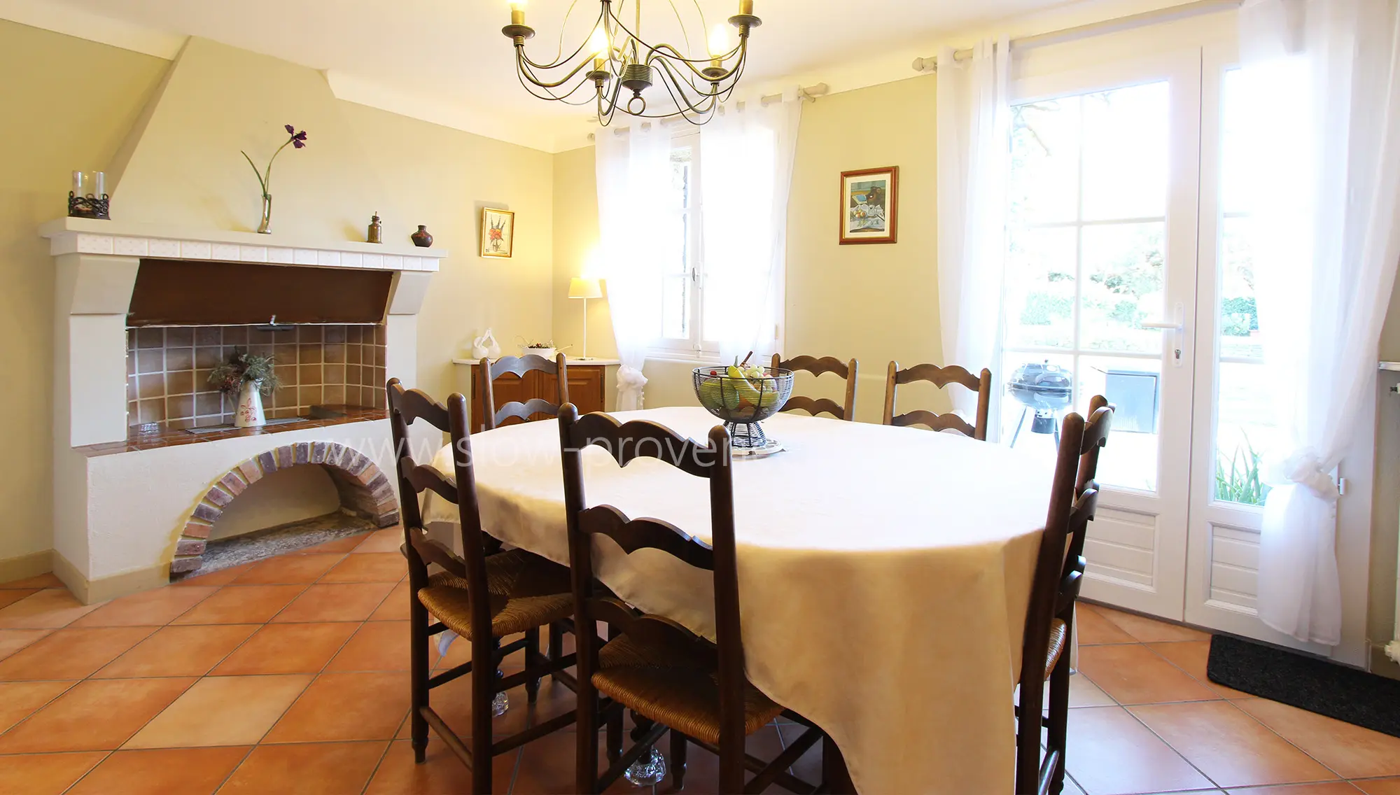 Eetkamer met toegang tot het terras