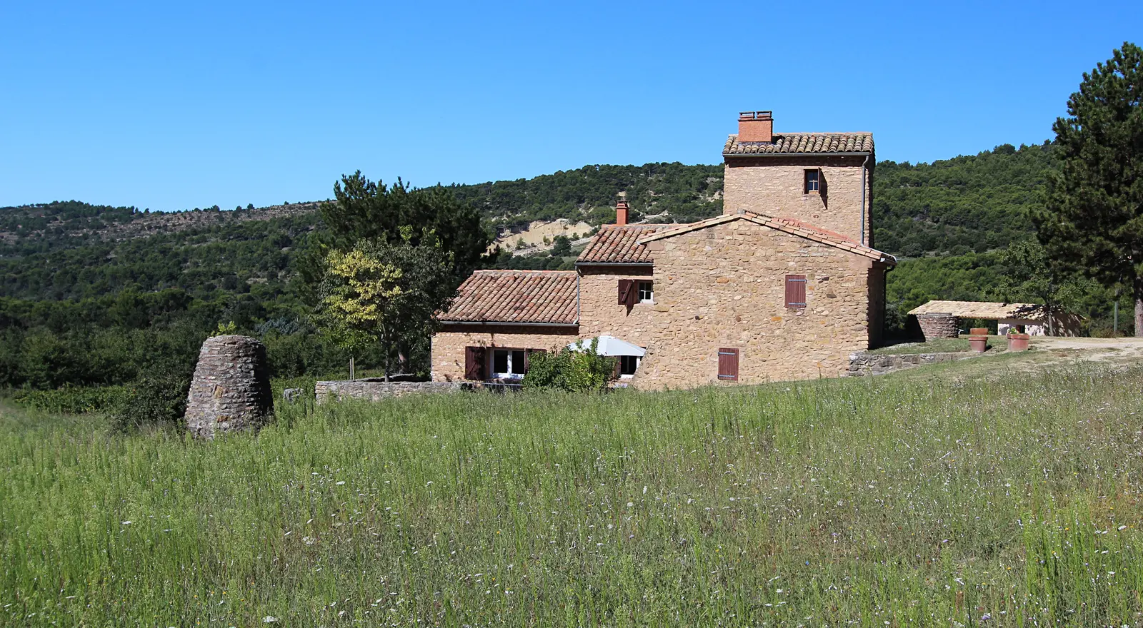 Mas en pierres adossé à la colline
